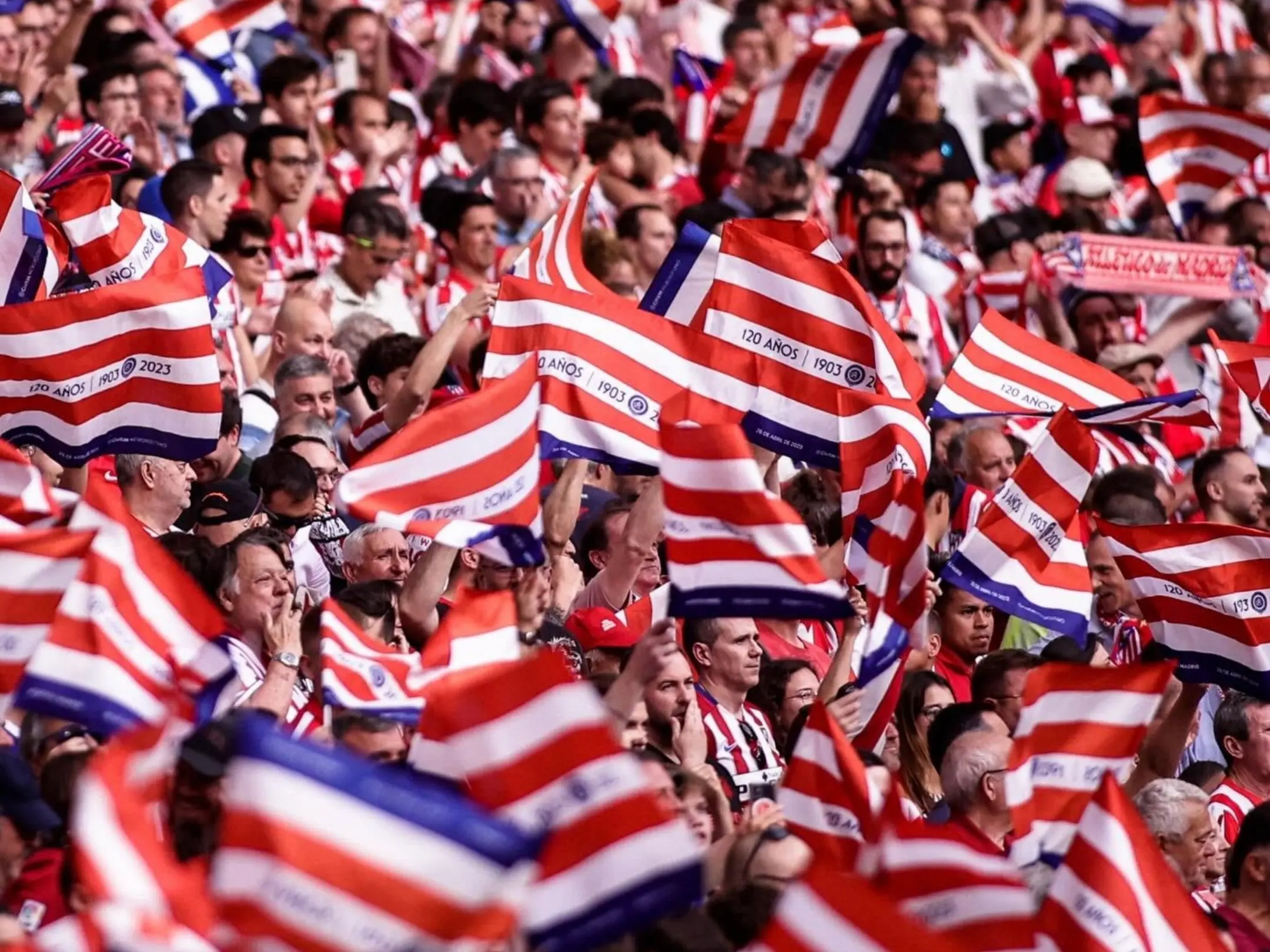 Các cổ động viên cuồng nhiệt của câu lạc bộ Atlético de Madrid