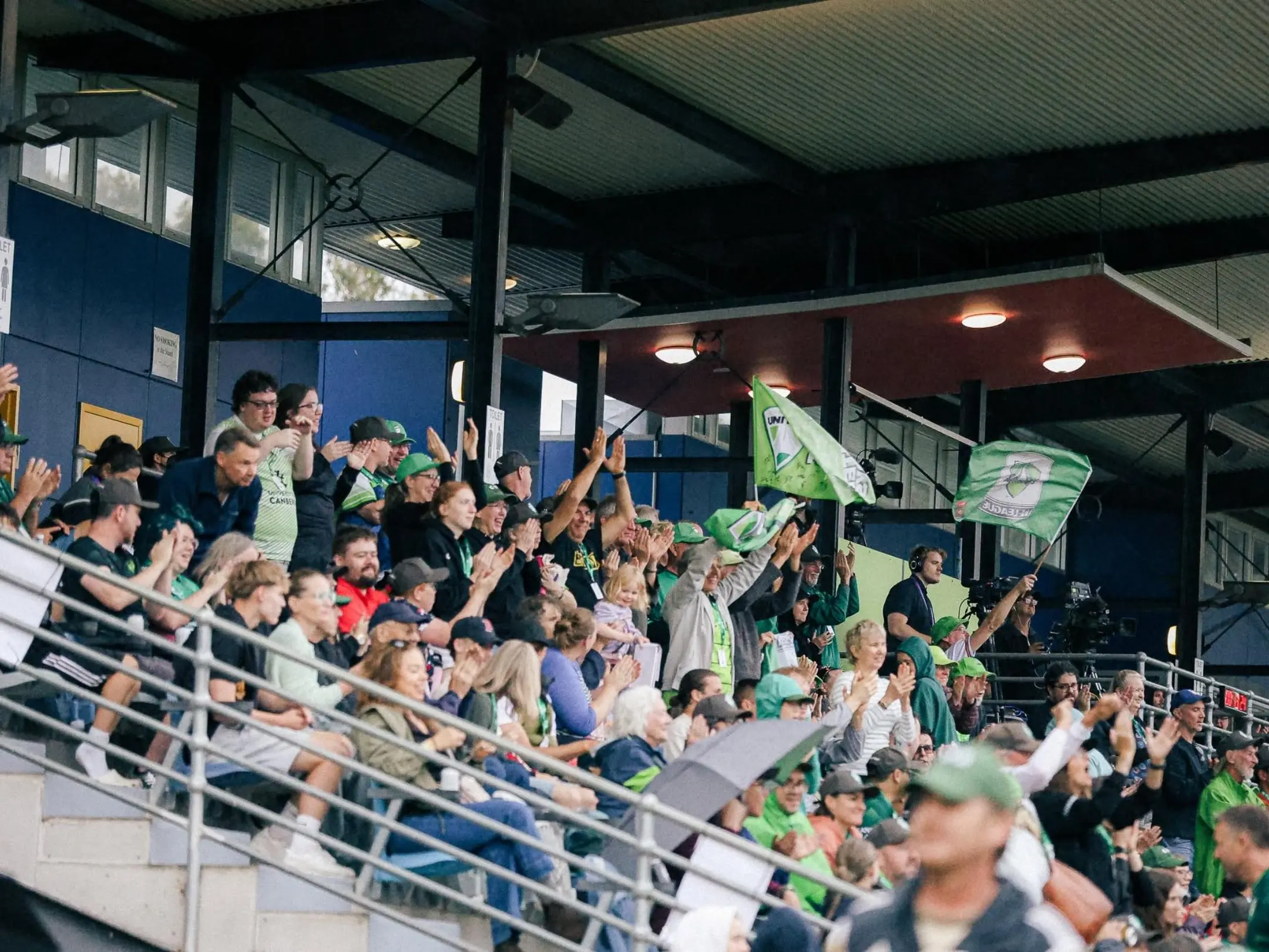 Các cổ động viên của câu lạc bộ Canberra United FC luôn đến sân để cổ vũ cho đội bóng thân yêu