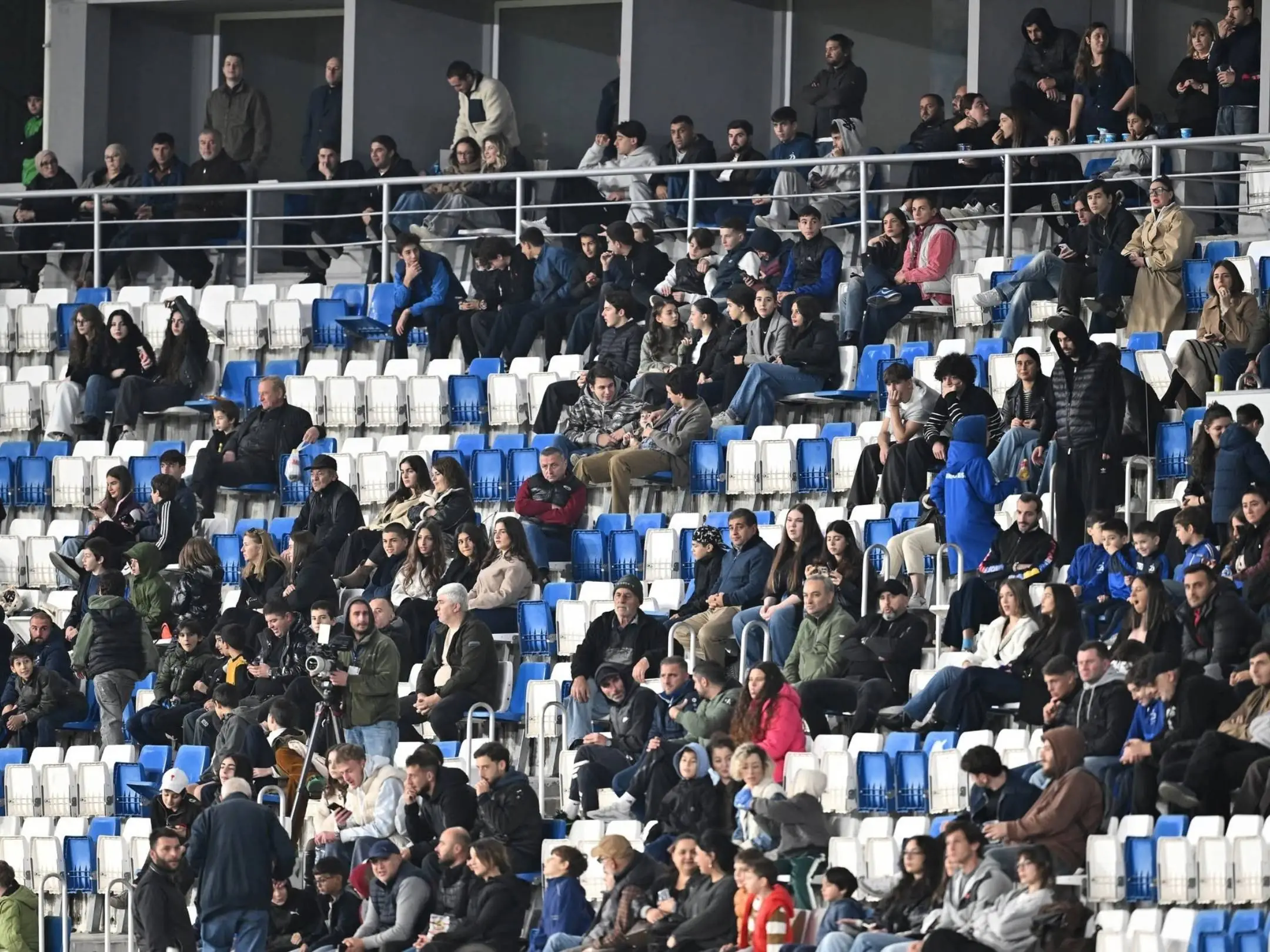 Câu lạc bộ bóng đá Dinamo Tbilisi: Khi Boris Paichadze Dinamo Arena rực sáng ánh đèn 4 Các cổ động viên cuồng nhiệt của câu lạc bộ Dinamo Tbilisi