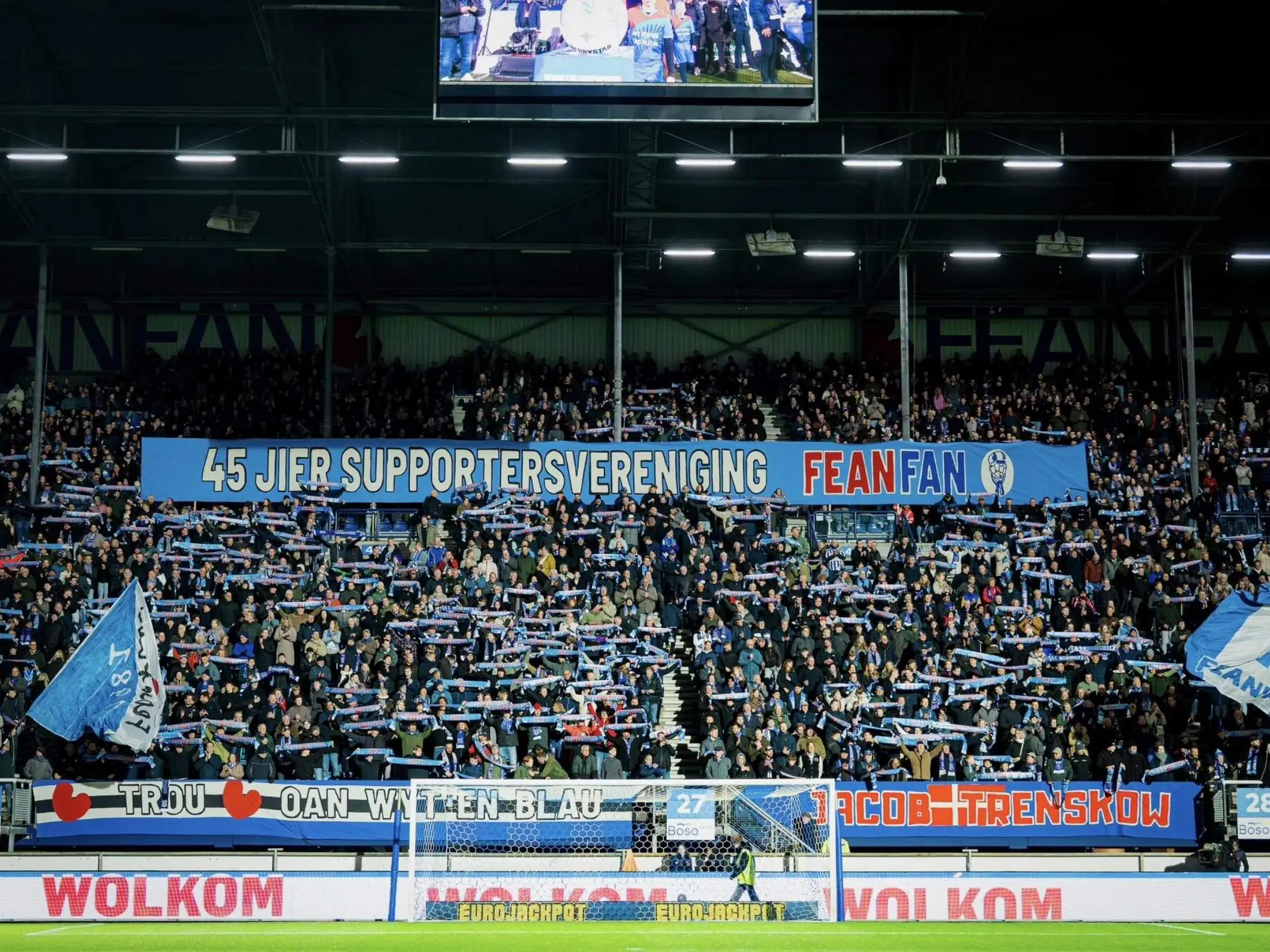 Câu lạc bộ bóng đá Heerenveen: Khi Abe Lenstra Stadion sáng đèn giữa vùng Friesland 6 Các cổ động viên cuồng nhiệt của câu lạc bộ Heerenveen
