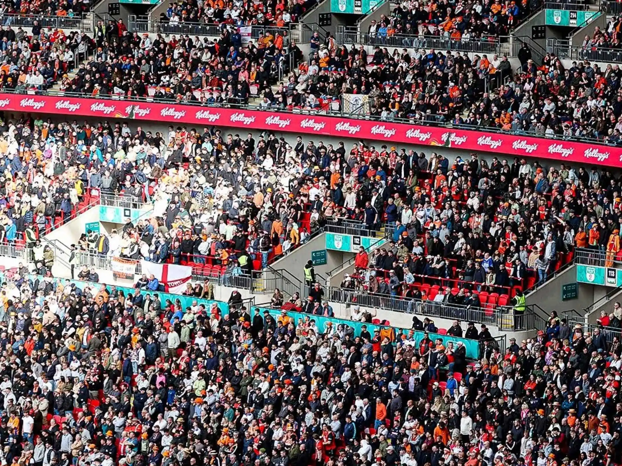 Câu lạc bộ bóng đá Luton Town: Câu chuyện cổ tích còn vang ở Kenilworth Road 6 Các cổ động viên cuồng nhiệt của câu lạc bộ Luton Town