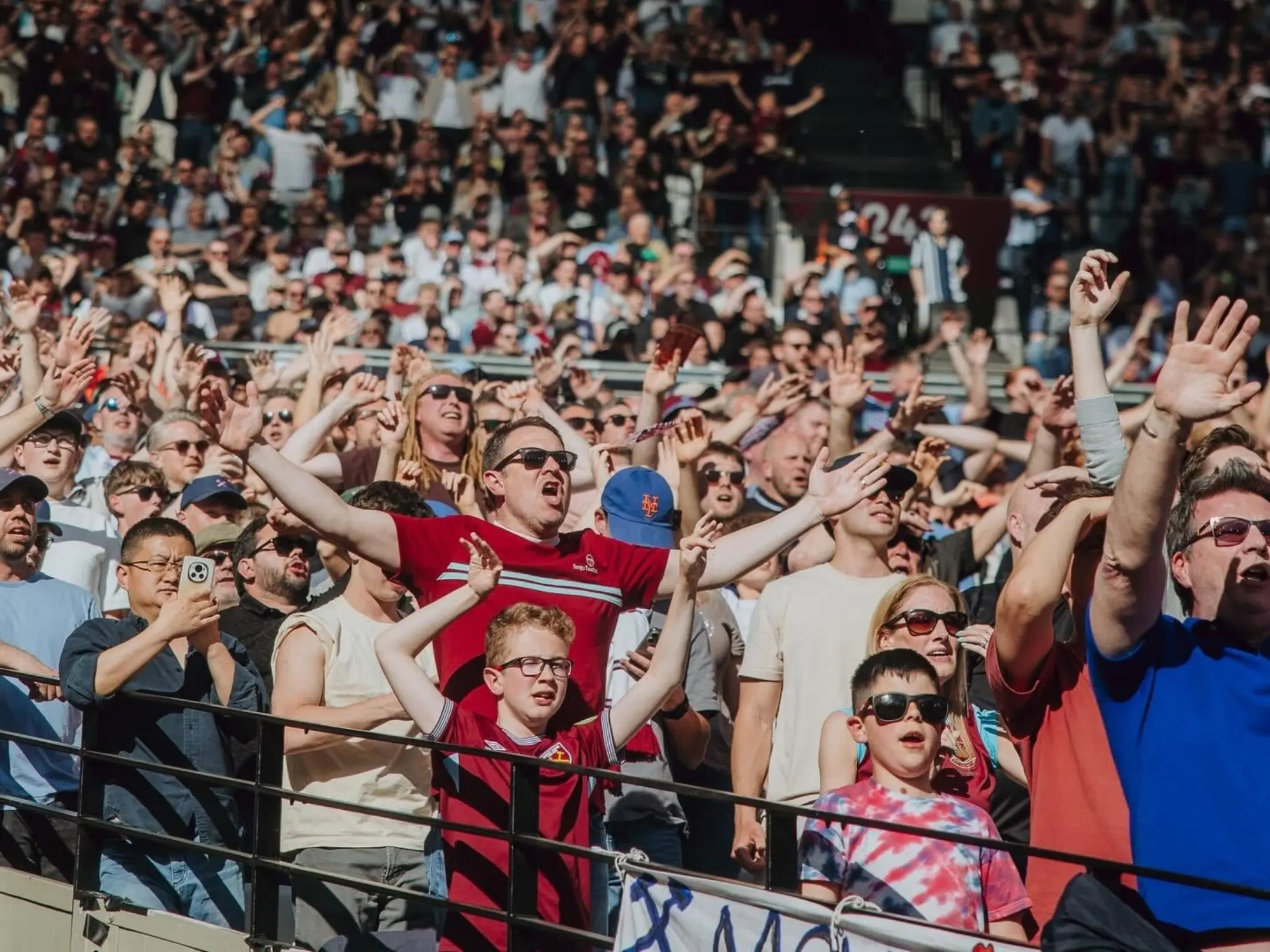 Câu lạc bộ bóng đá West Ham United và bài học đứng dậy sau vấp ngã 5 Các cổ động viên cuồng nhiệt của câu lạc bộ West Ham United