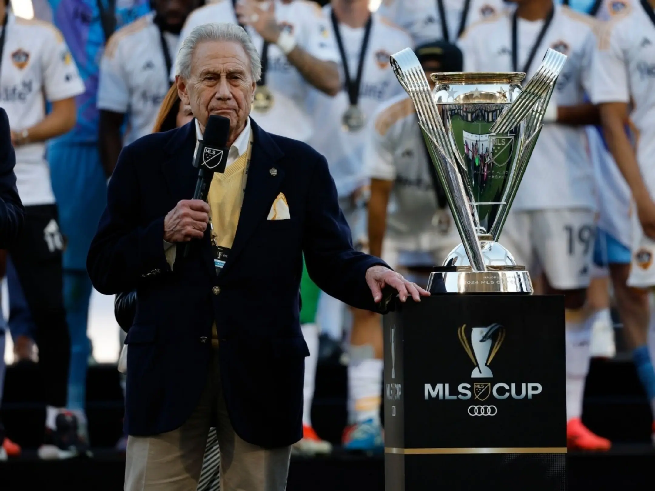 Chủ tịch của câu lạc bộ Los Angeles Galaxy là Philip F. Anschutz.