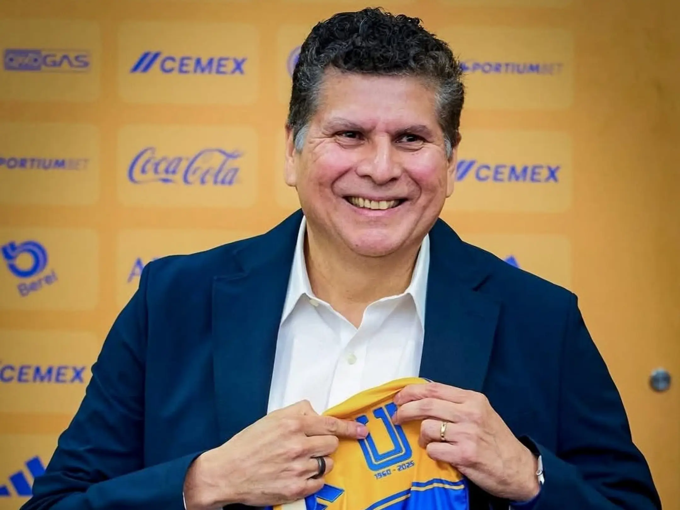Chủ tịch của câu lạc bộ Tigres UANL là Carlos Emilio González.
