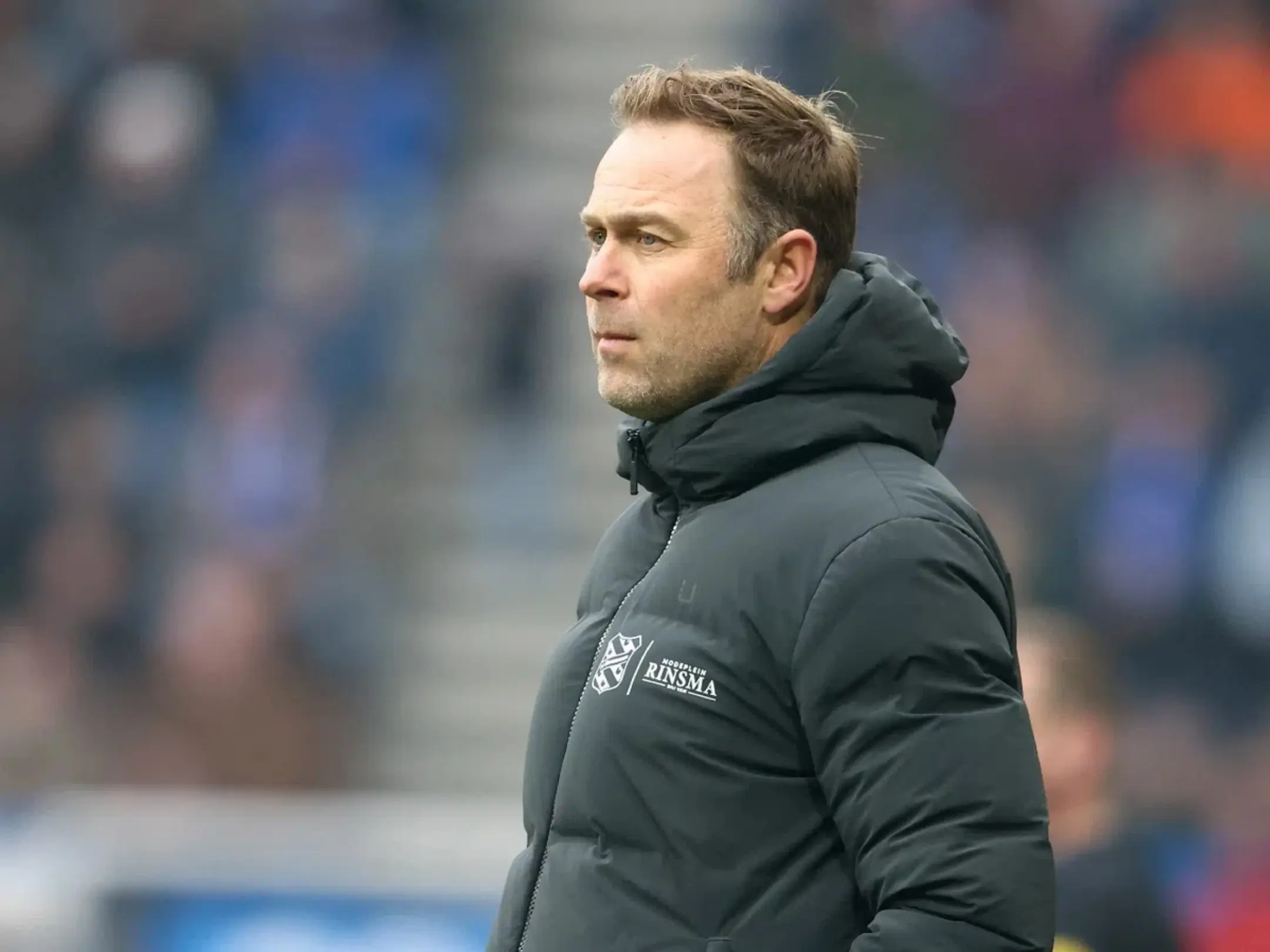Câu lạc bộ bóng đá Heerenveen: Khi Abe Lenstra Stadion sáng đèn giữa vùng Friesland 2 Huấn luyện viên của câu lạc bộ Heerenveen là Robin Veldman.