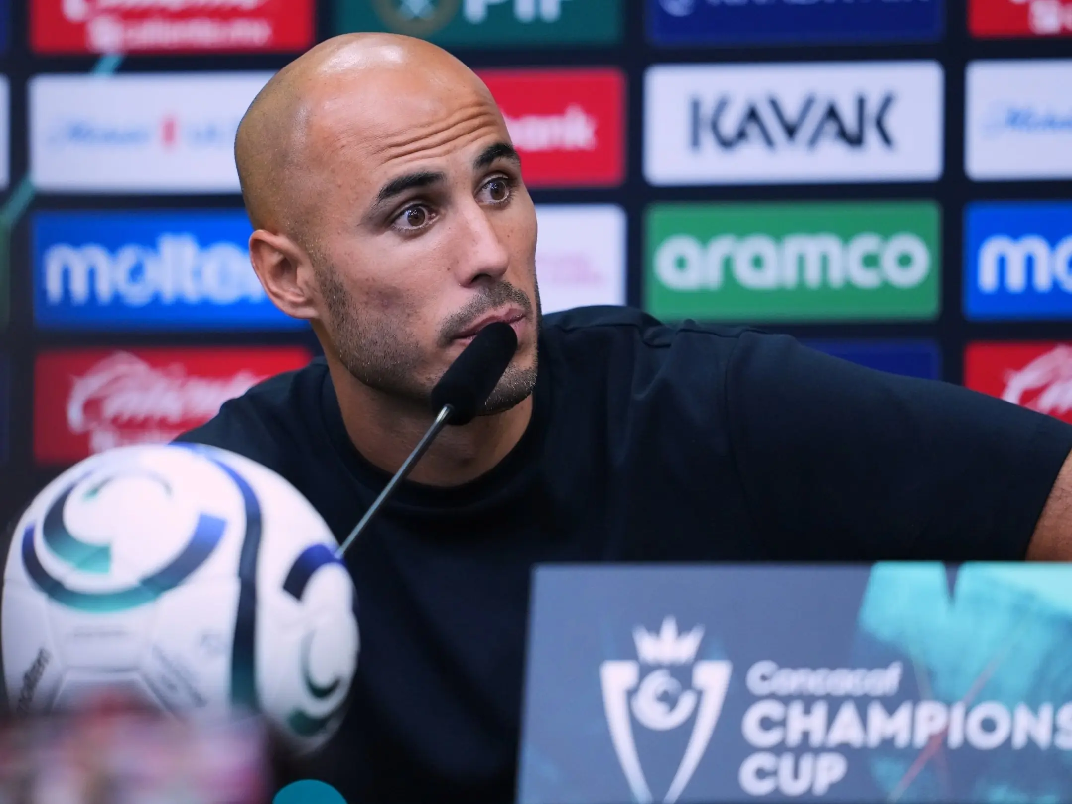 Huấn luyện viên của câu lạc bộ Tigres UANL là Guido Pizarro.