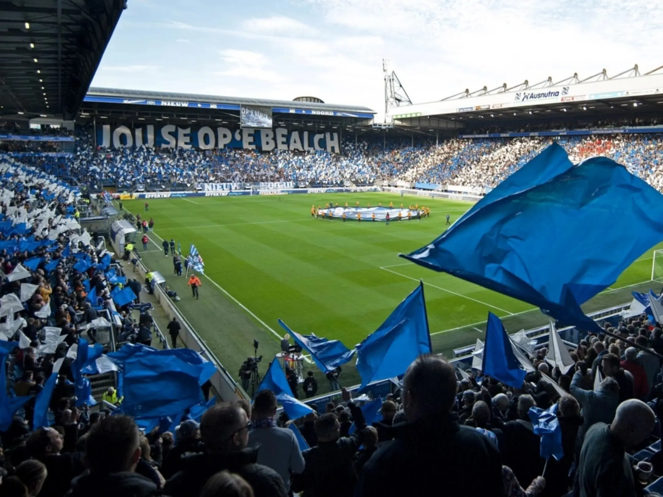 Câu lạc bộ bóng đá Heerenveen: Khi Abe Lenstra Stadion sáng đèn giữa vùng Friesland 5 Quang cảnh bên trong sân vận động Abe Lenstra Stadion.