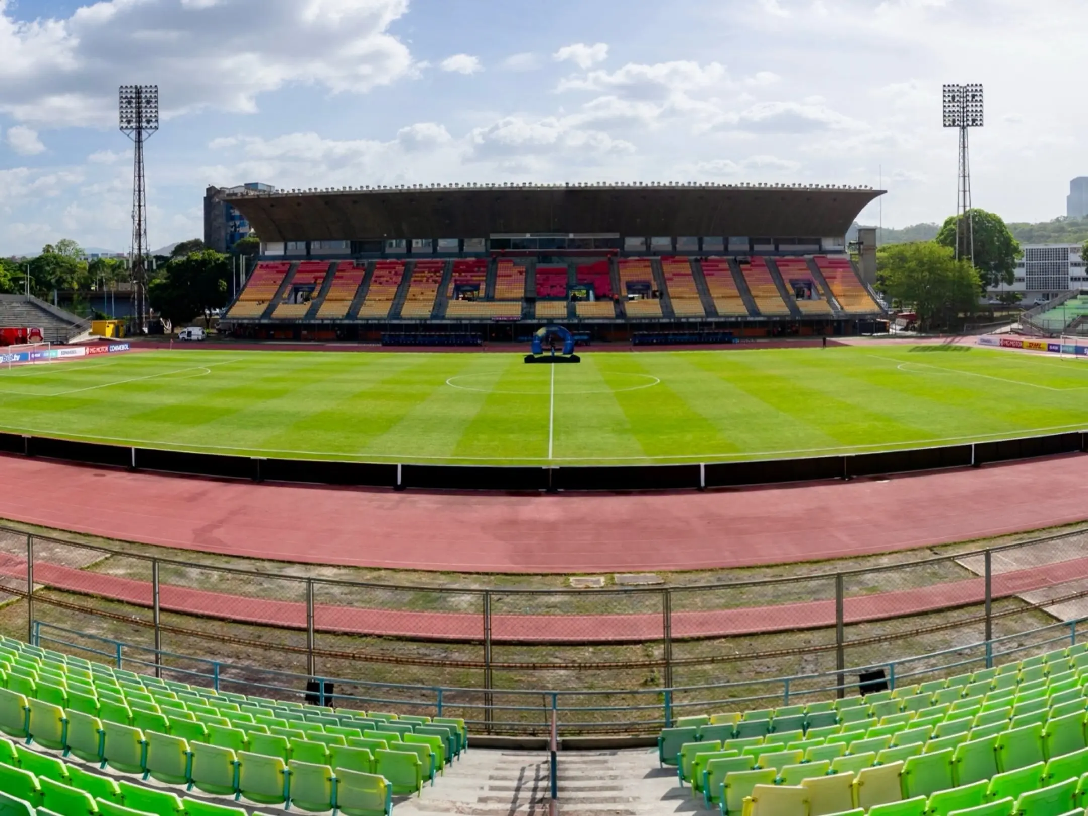 Câu lạc bộ bóng đá Caracas: Sắc đỏ kiêu hãnh thủ đô 5 Quang cảnh bên trong sân vận động Estadio Olímpico de la Ciudad Universitaria.