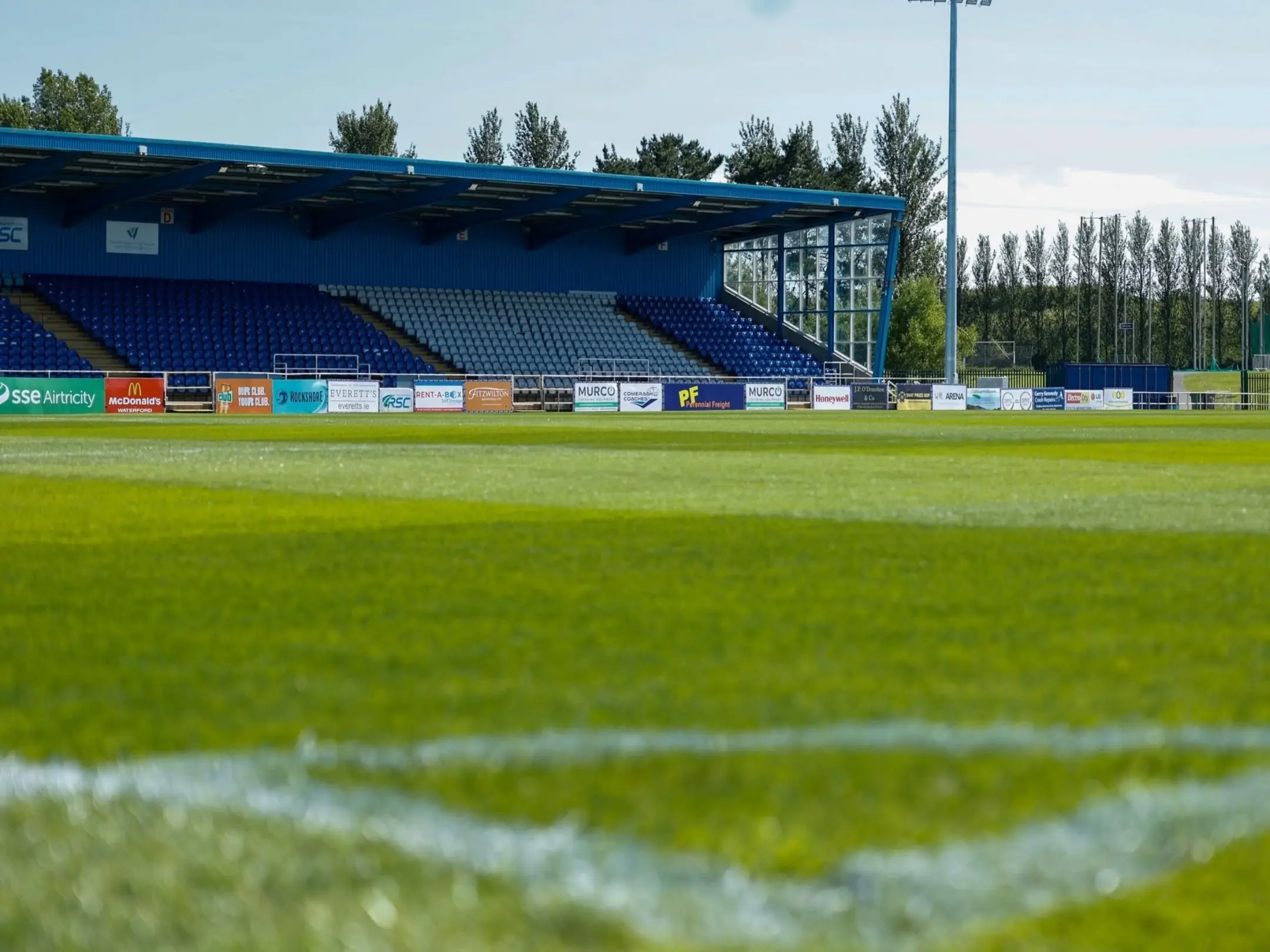Câu lạc bộ bóng đá Waterford: Niềm tin tại The RSC 5 Quang cảnh bên trong sân vận động The RSC / Regional Sports Centre.