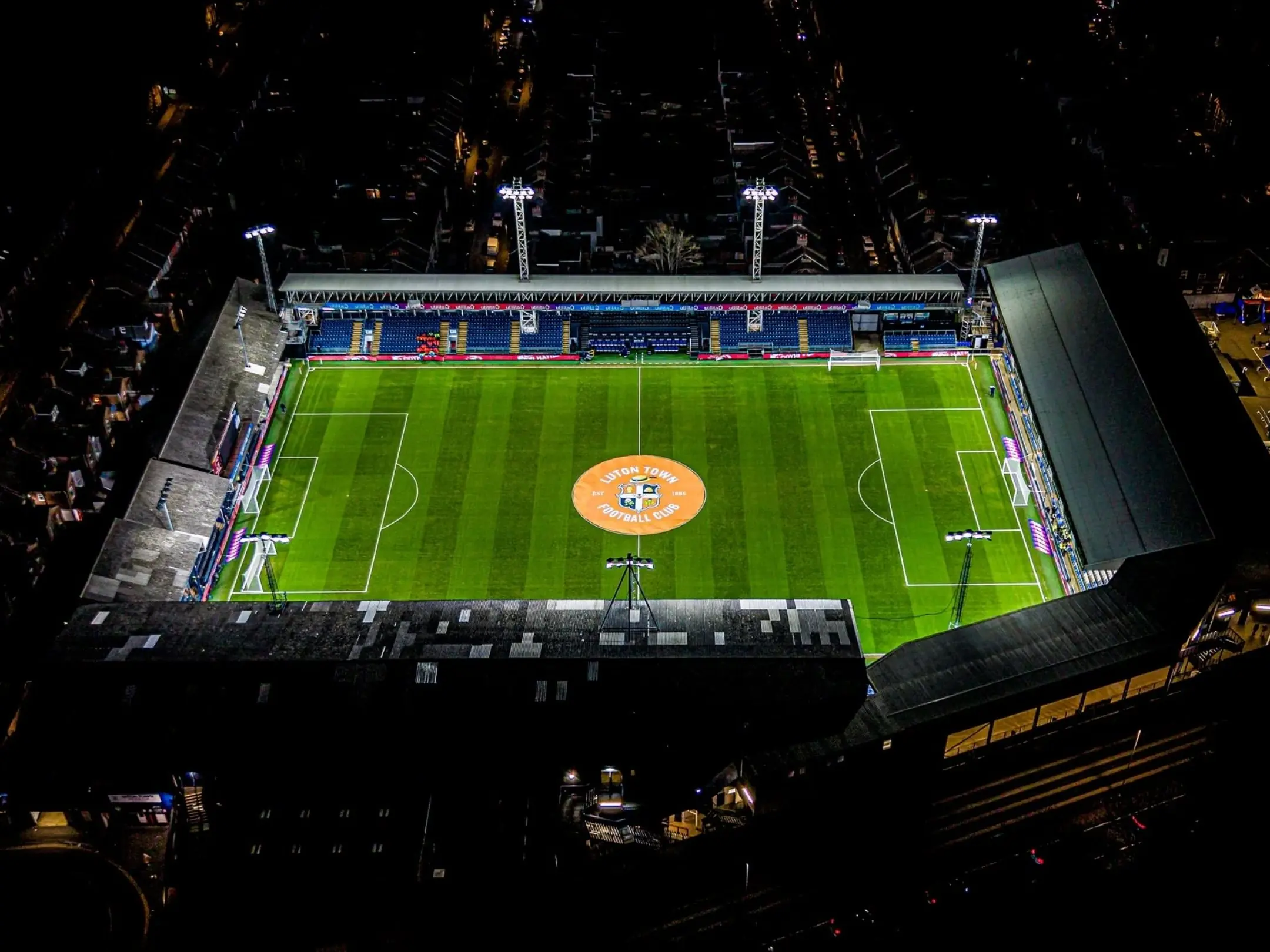 Câu lạc bộ bóng đá Luton Town: Câu chuyện cổ tích còn vang ở Kenilworth Road 5 Quang cảnh sân vận động Kenilworth Road Stadium về đêm