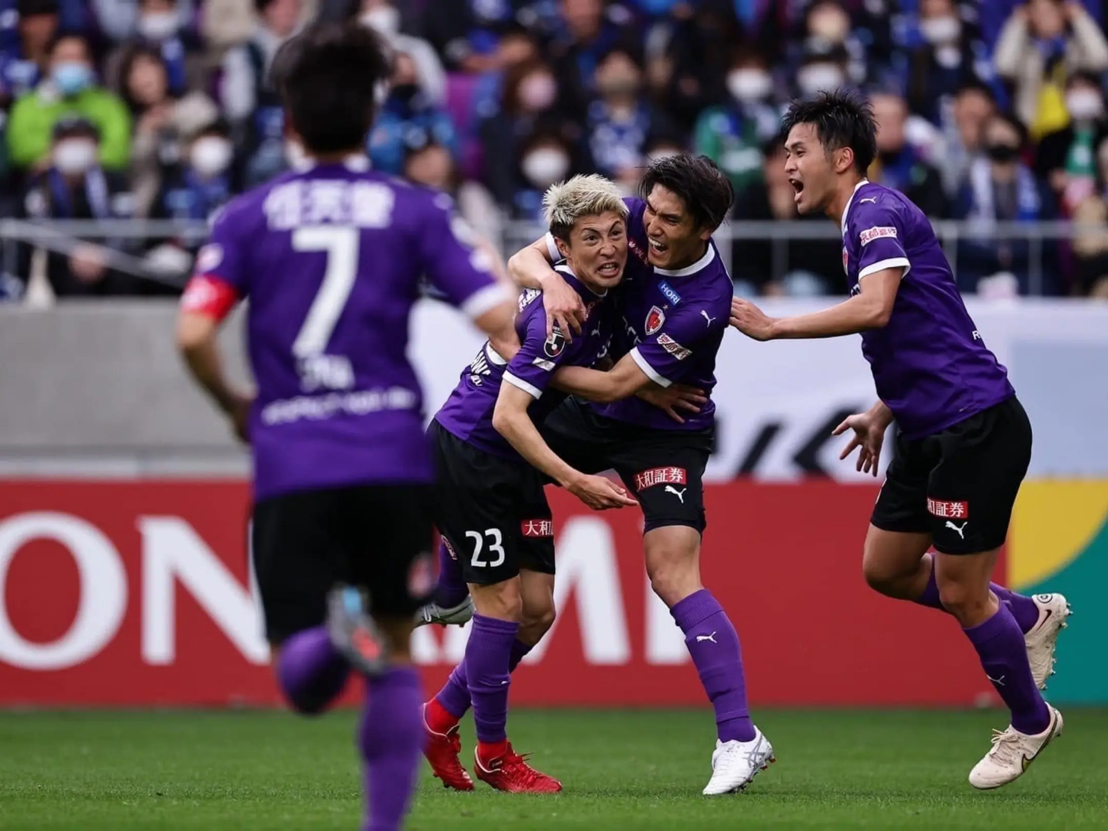 Câu lạc bộ bóng đá Kyoto Sanga: Sắc tím giữa lòng cố đô 2 Sắc tím kiêu hãnh và ý nghĩa sâu sắc đằng sau biệt danh của câu lạc bộ Kyoto Sanga