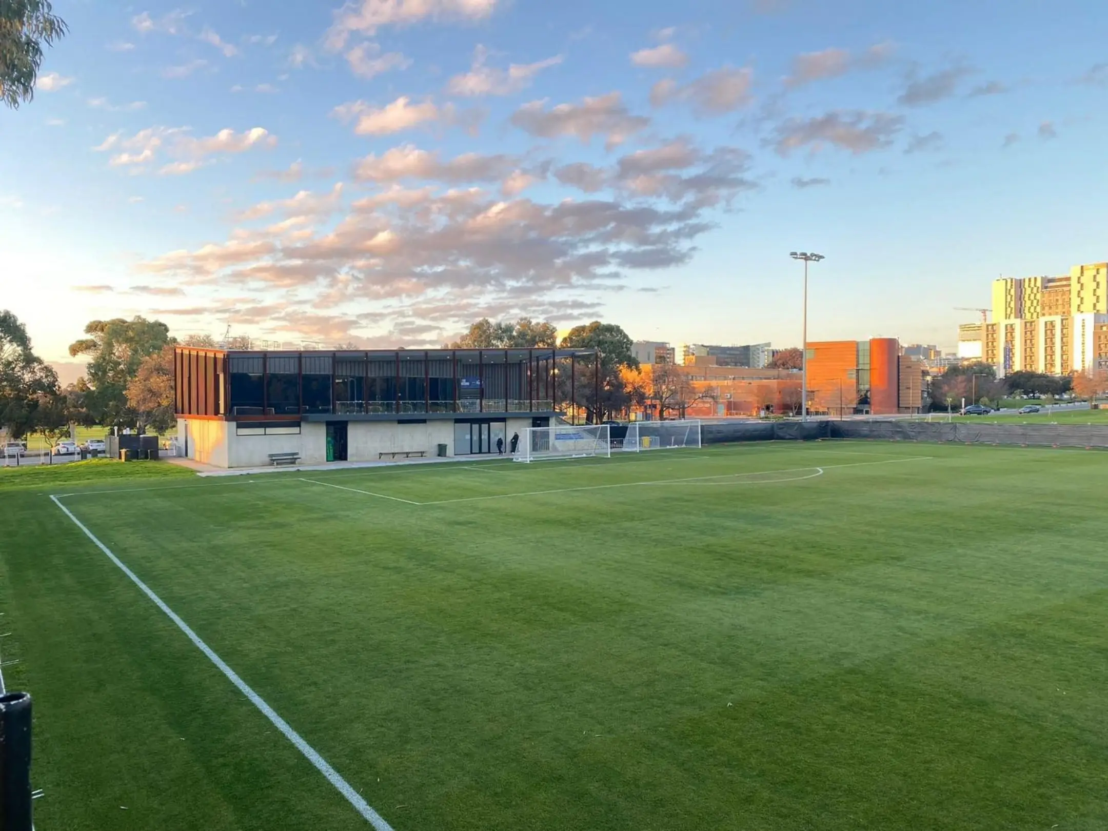 Sân nhà của câu lạc bộ bóng đá Adelaide Comets là sân vận động LJ Hooker Mile End Sports Park.