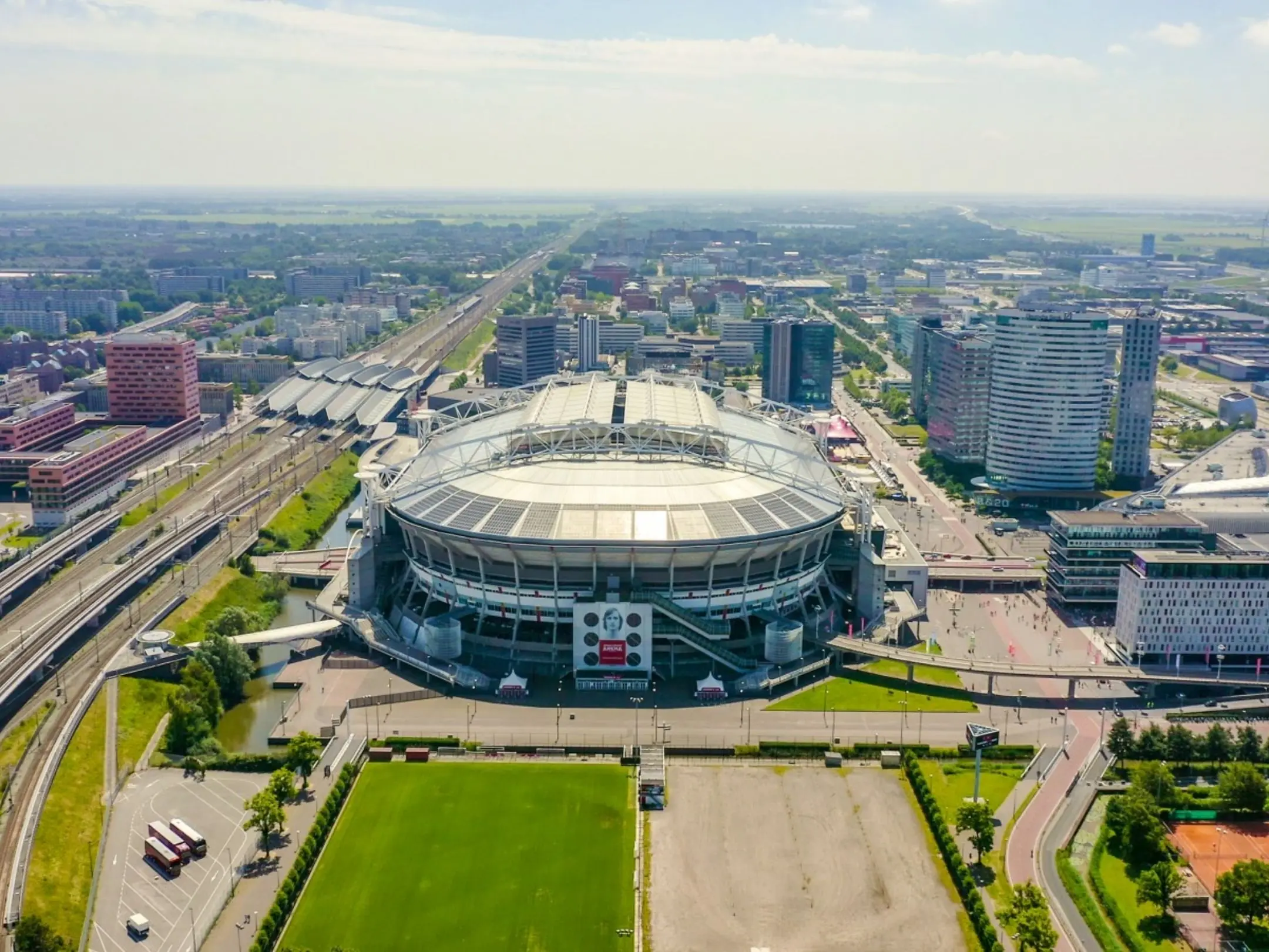 Câu lạc bộ bóng đá Ajax Amsterdam: Di sản khổng lồ chờ ngày bừng sáng 4 Sân nhà của câu lạc bộ bóng đá Ajax Amsterdam là sân vận động Johan Cruyff Arena.