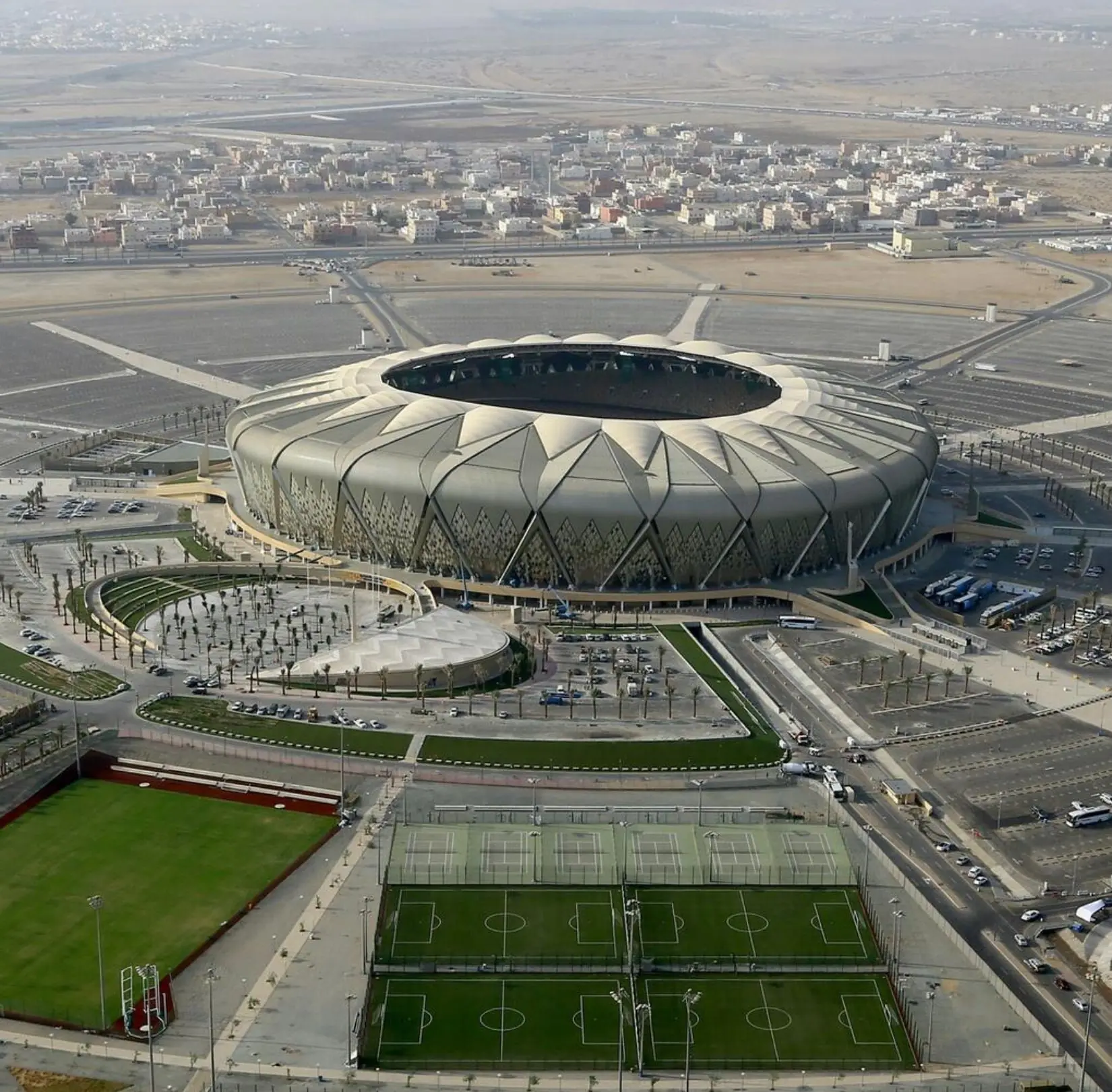 Sân nhà của câu lạc bộ bóng đá Al Ahli là sân vận động Alinma Stadium.