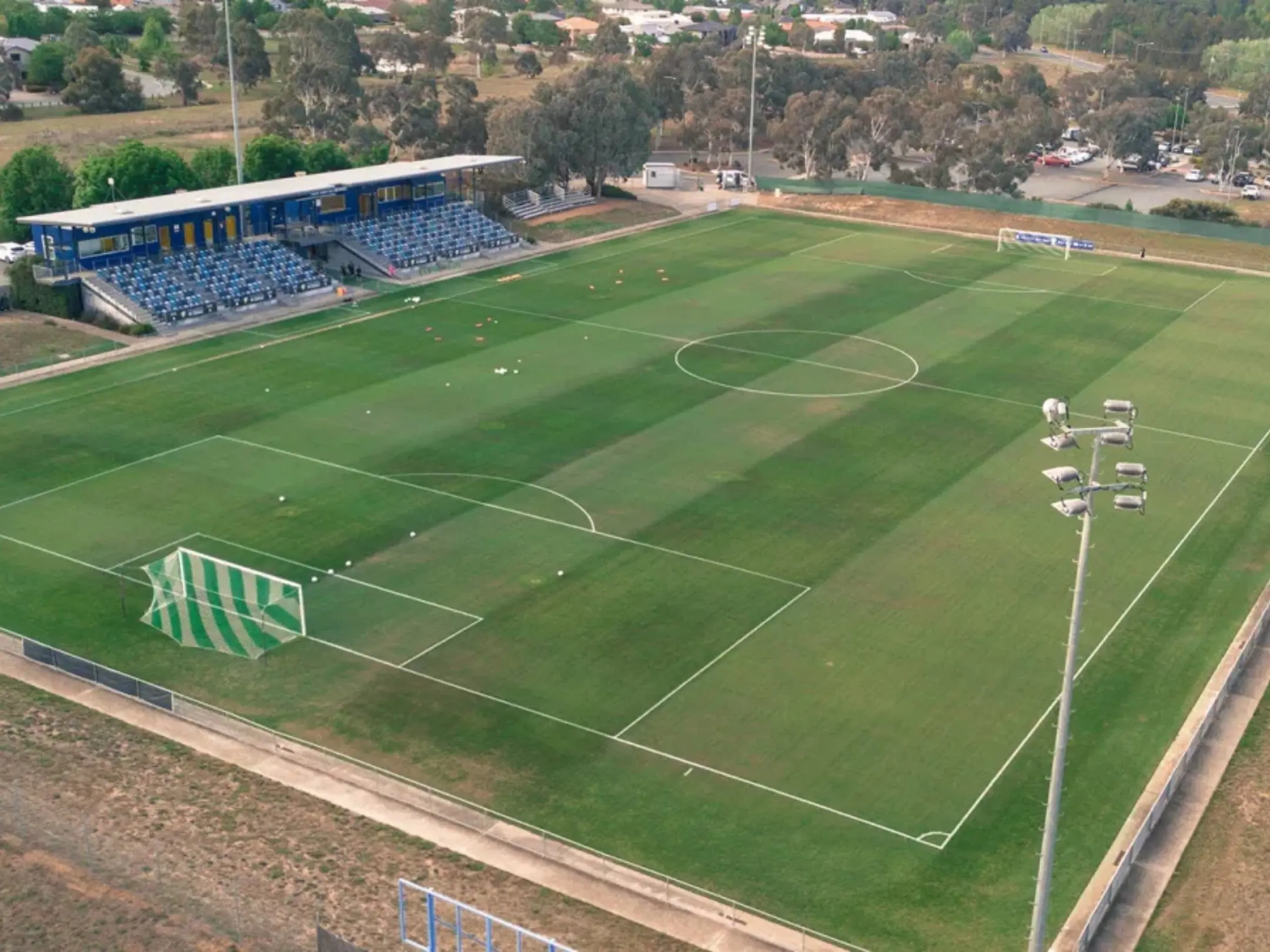 Sân nhà của câu lạc bộ bóng đá Canberra United FC là sân vận động McKellar Park.
