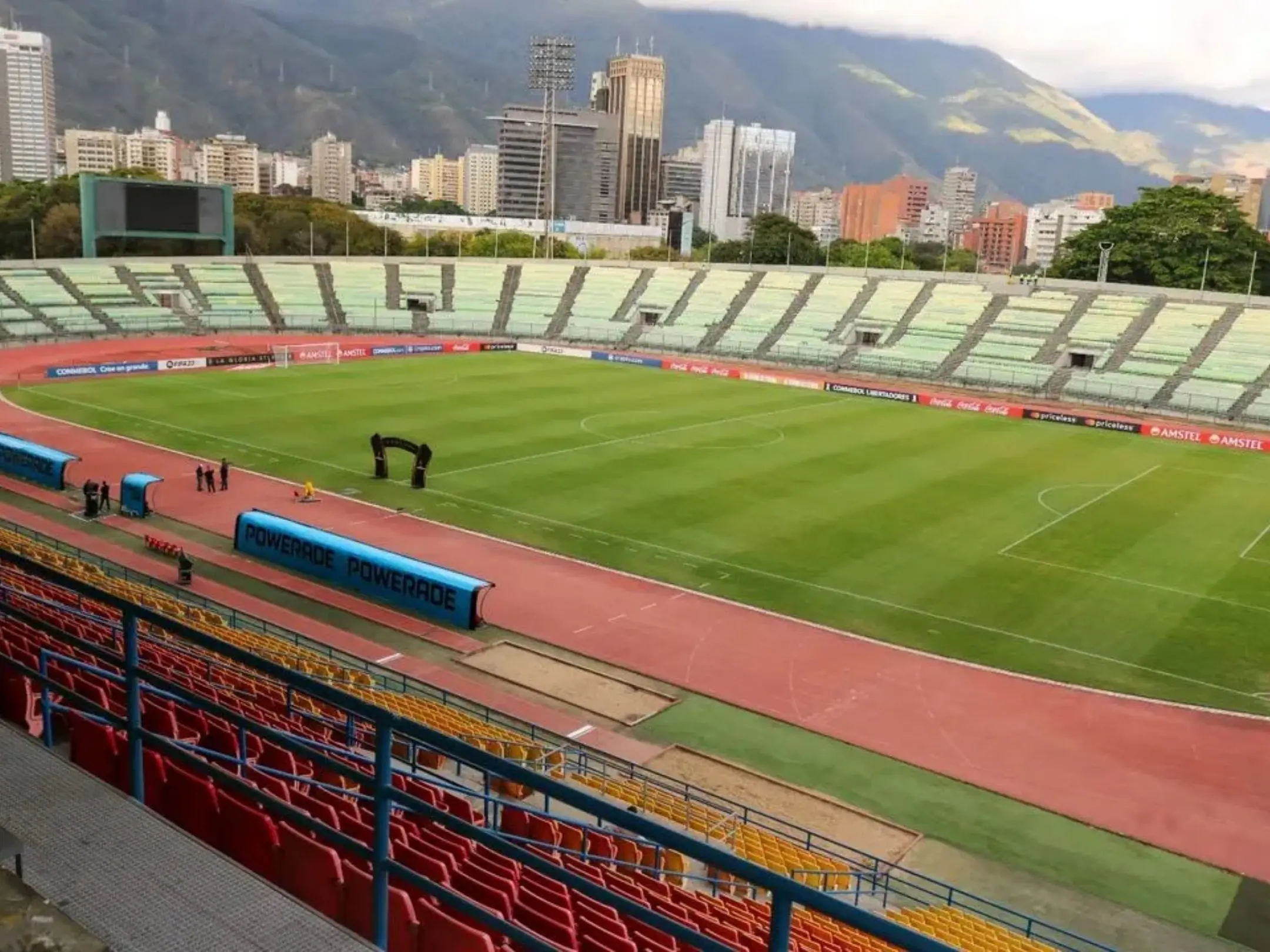 Câu lạc bộ bóng đá Caracas: Sắc đỏ kiêu hãnh thủ đô 4 Sân nhà của câu lạc bộ bóng đá Caracas là sân vận động Estadio Olímpico de la Ciudad Universitaria.