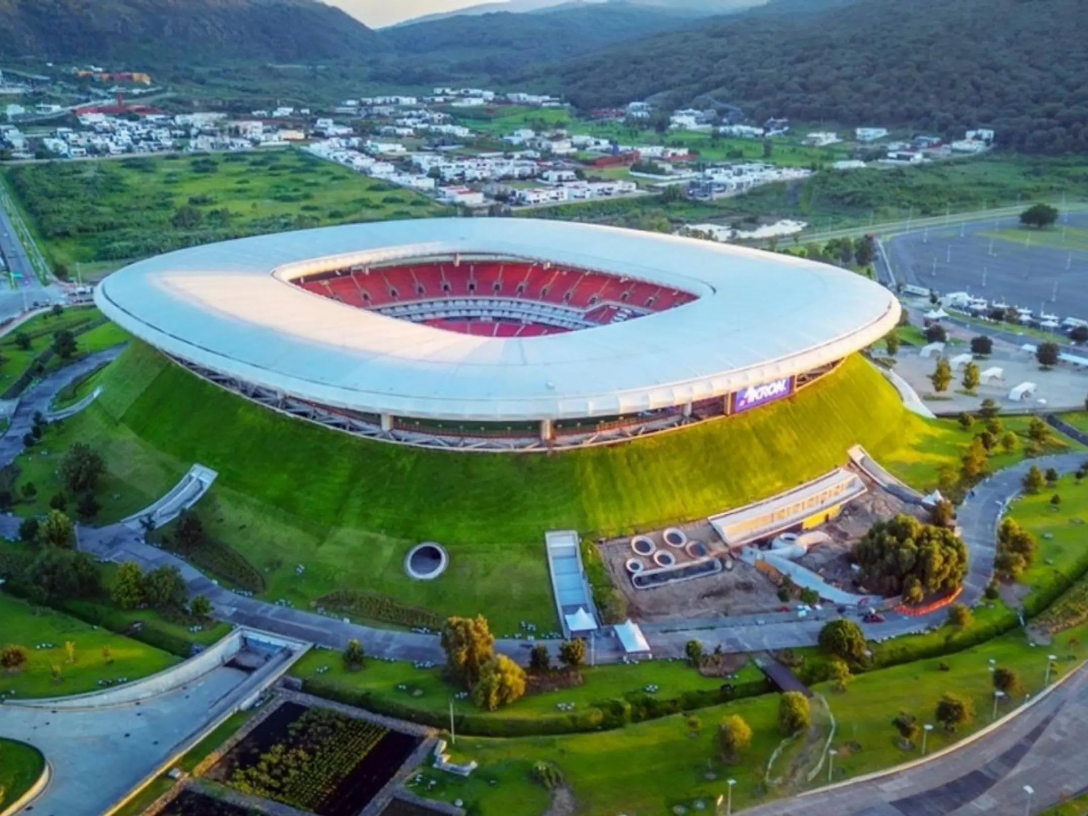 Sân nhà của câu lạc bộ bóng đá Chivas Guadalajara là sân vận động Estadio Akron.