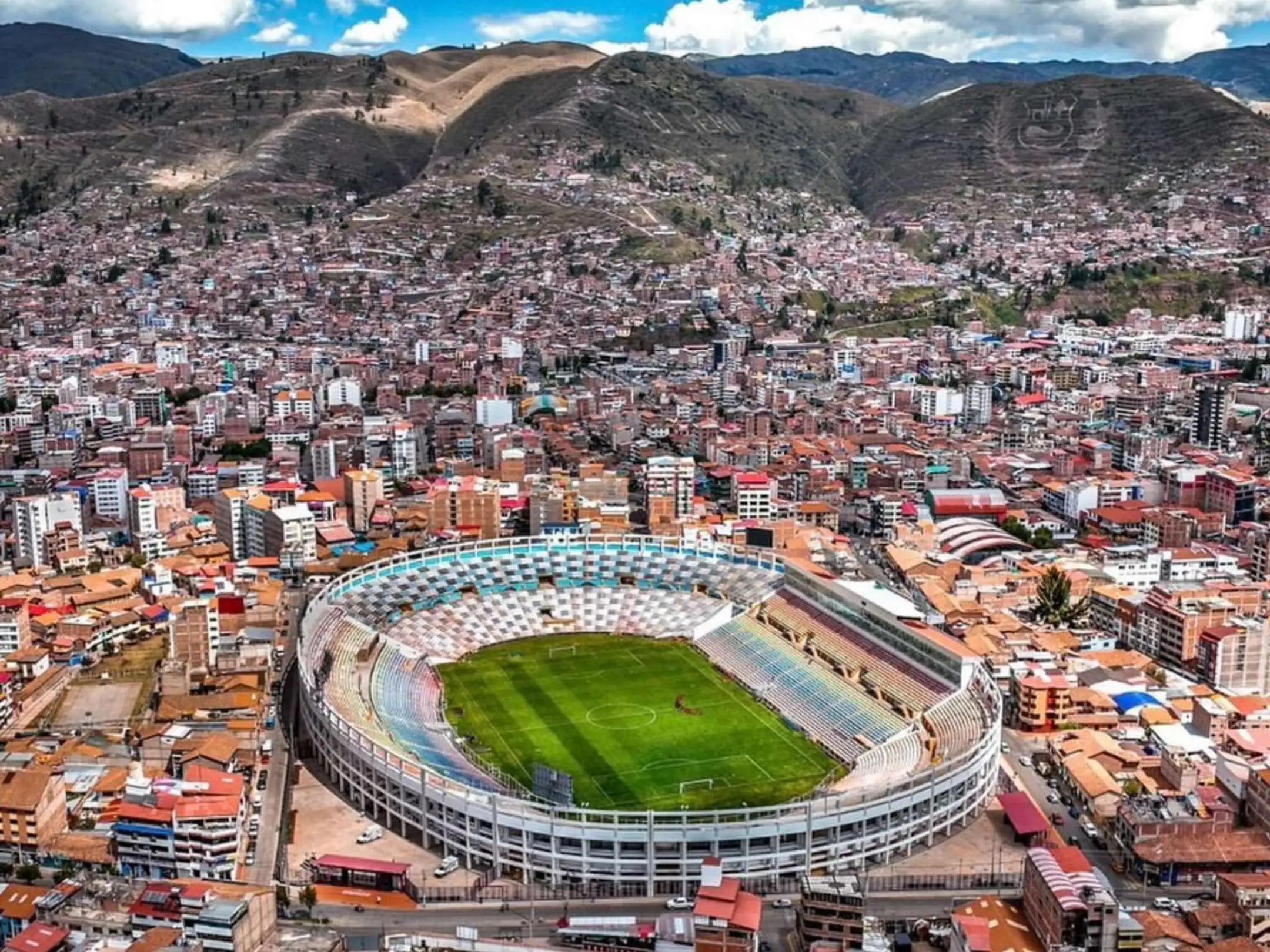 Sân nhà của câu lạc bộ bóng đá Cusco là sân vận động Estadio Inca Garcilaso de la Vega.