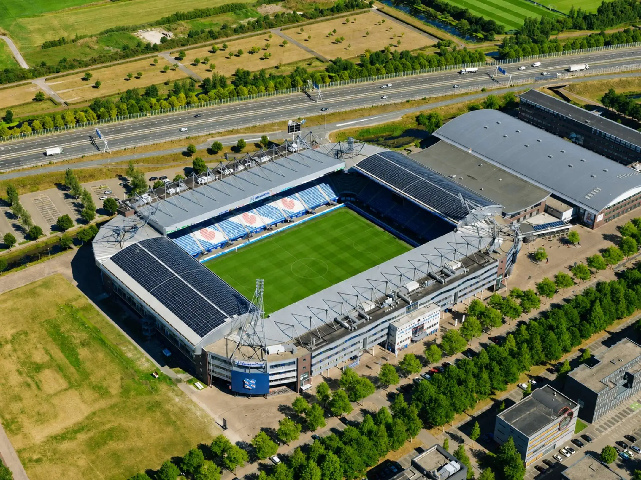 Câu lạc bộ bóng đá Heerenveen: Khi Abe Lenstra Stadion sáng đèn giữa vùng Friesland 4 Sân nhà của câu lạc bộ bóng đá Heerenveen là sân vận động Abe Lenstra Stadion.