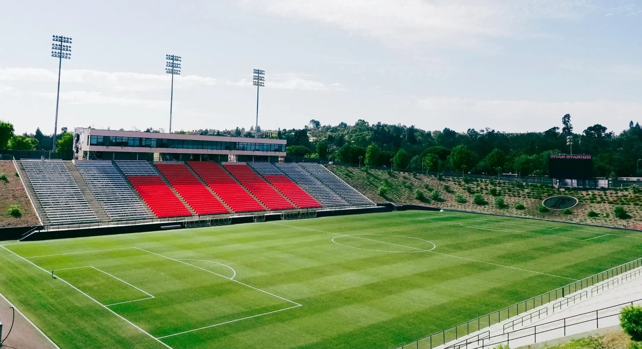 Sân nhà của câu lạc bộ bóng đá Los Angeles FC 2 là sân vận động Titan Stadium, trong khuôn viên California State University, Fullerton.