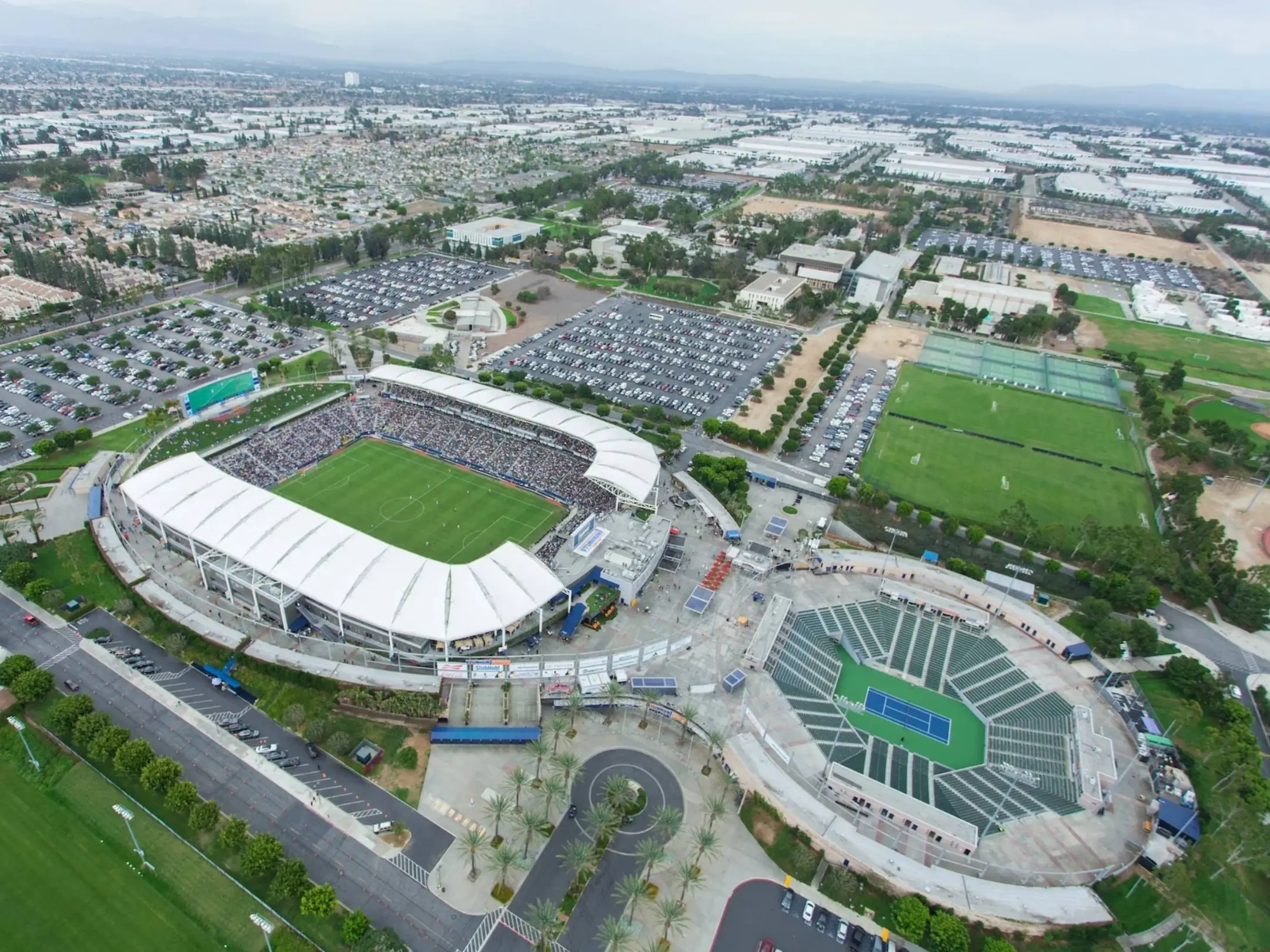 Sân nhà của câu lạc bộ bóng đá Los Angeles Galaxy là sân vận động Dignity Health Sports Park.