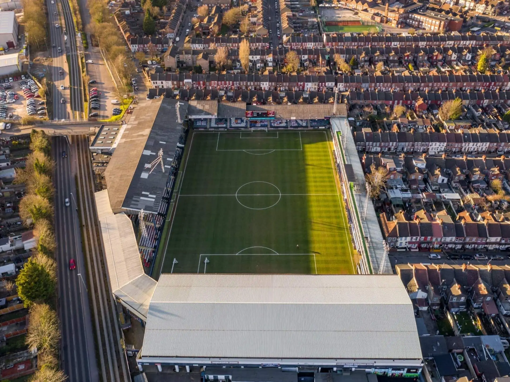 Câu lạc bộ bóng đá Luton Town: Câu chuyện cổ tích còn vang ở Kenilworth Road 4 Sân nhà của câu lạc bộ bóng đá Luton Town là sân vận động Kenilworth Road Stadium.