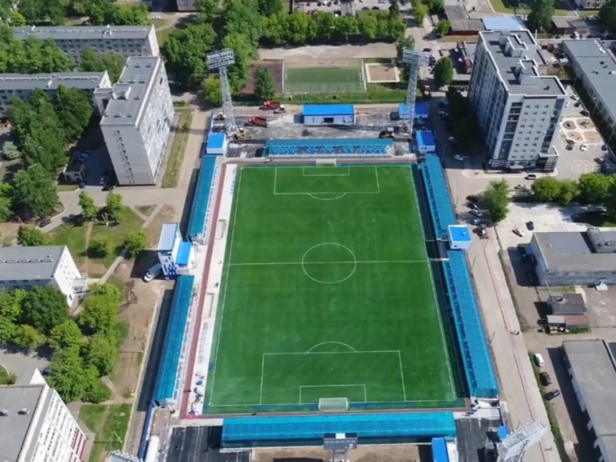 Câu lạc bộ bóng đá Neftekhimik Nizhnekamsk: bóng đá không chỉ dành cho những gã khổng lồ 3 Sân nhà của câu lạc bộ bóng đá Neftekhimik Nizhnekamsk là sân vận động Neftekhimik Stadium.