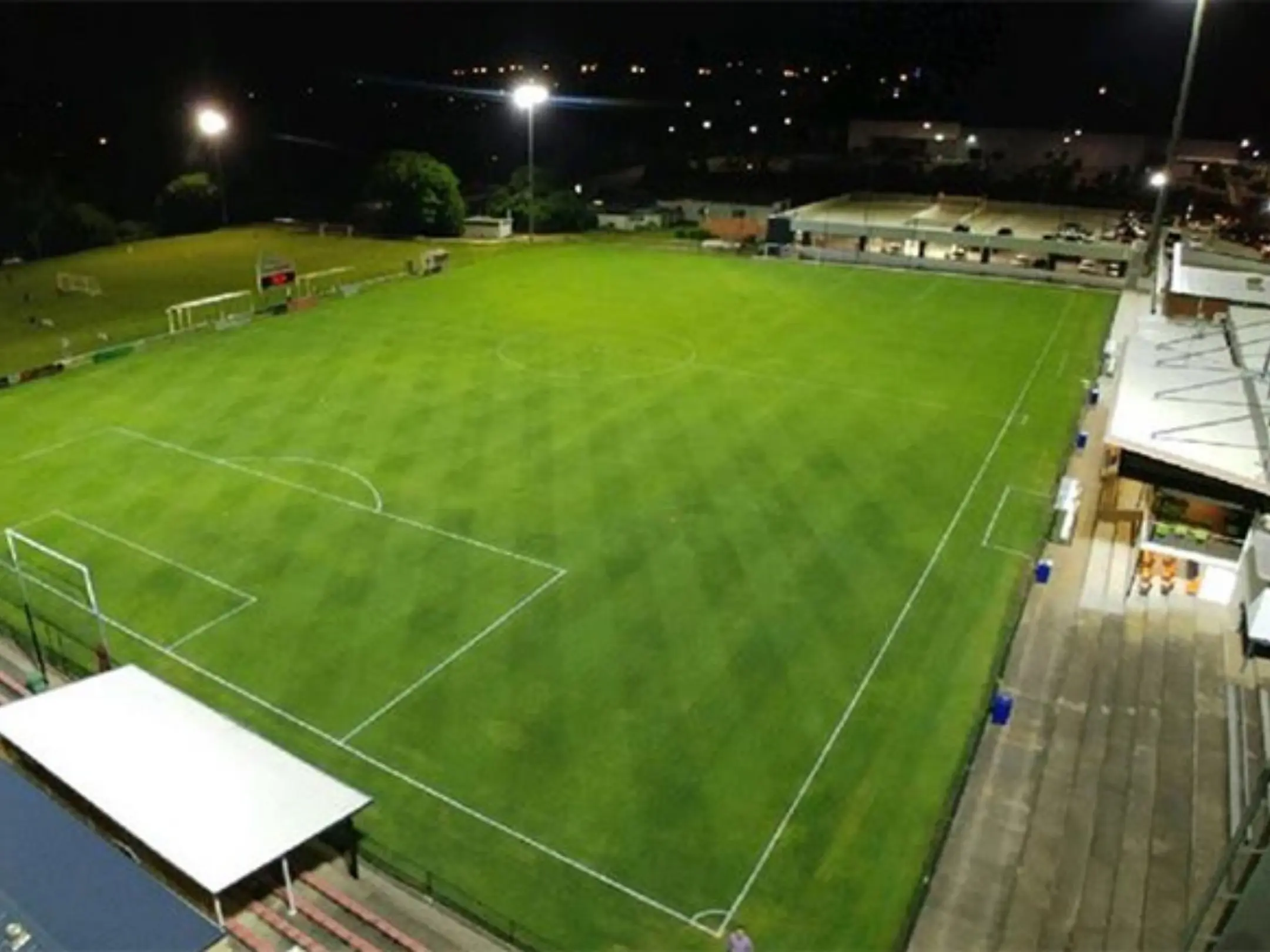 Sân nhà của câu lạc bộ bóng đá Queensland Lions là sân vận động Luxury Paints Stadium.