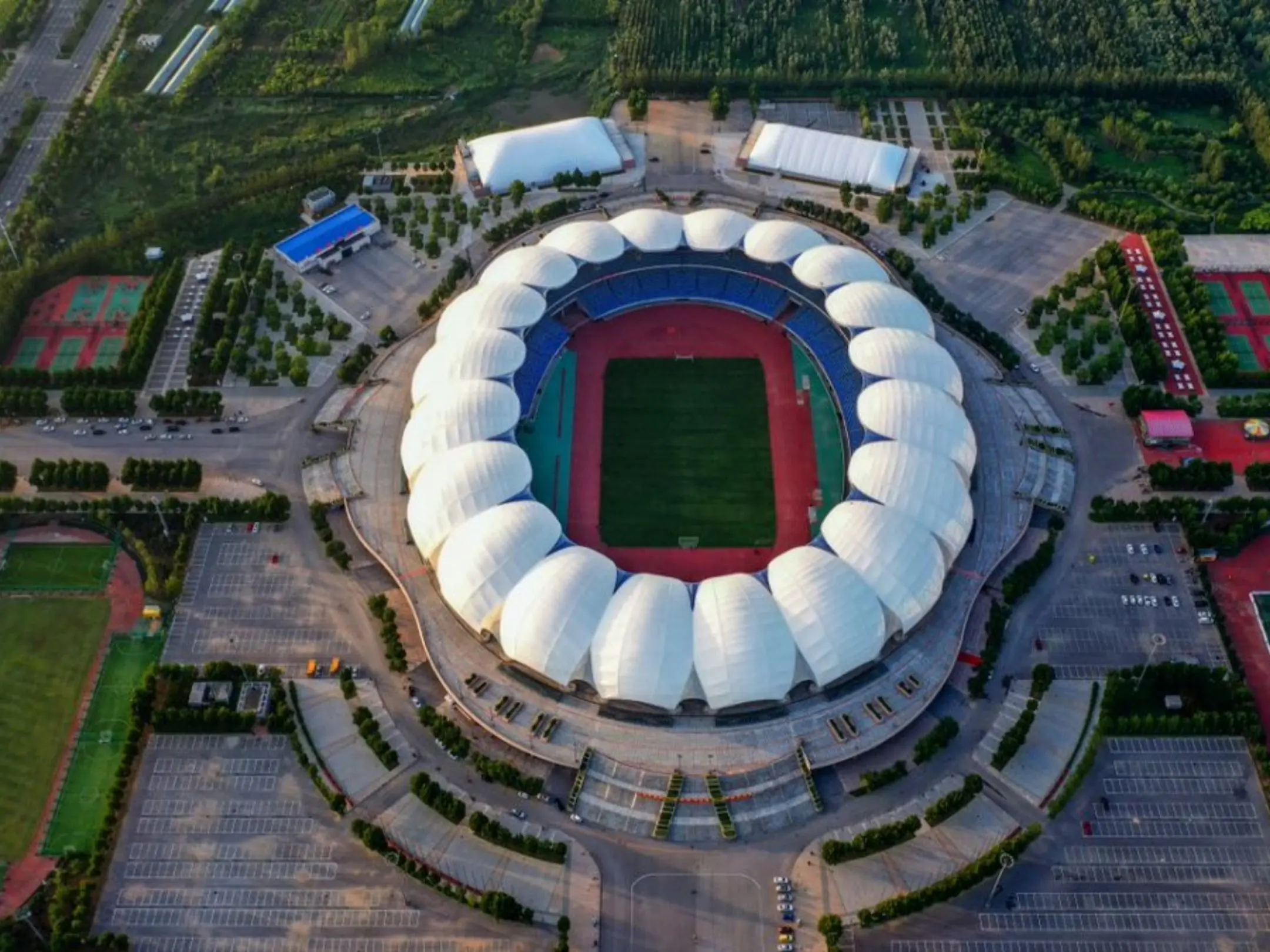 Sân nhà của câu lạc bộ bóng đá Thương Châu Hùng Sư là sân vận động Cangzhou Stadium.