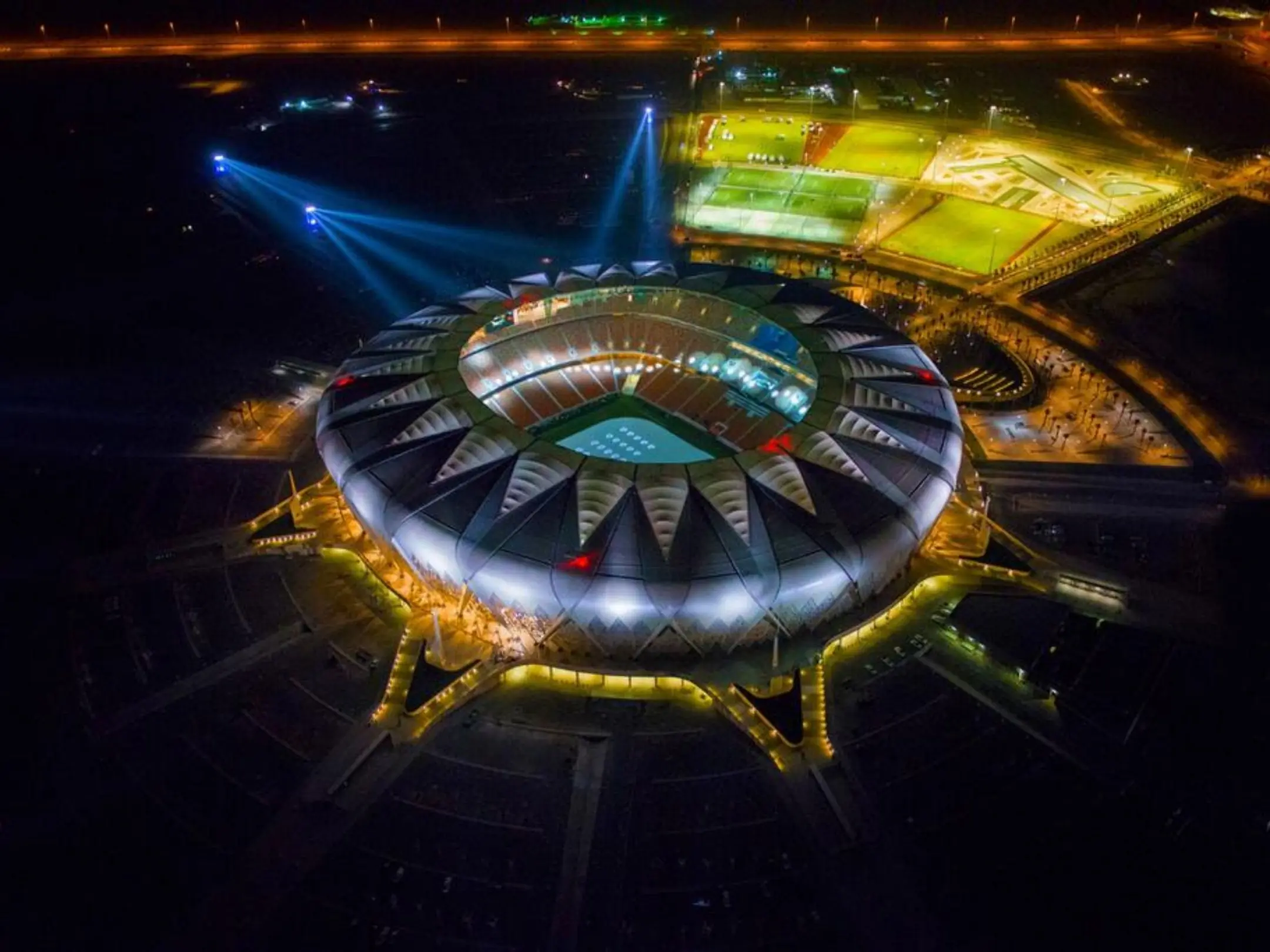 Sân vận động Alinma Stadium về đêm