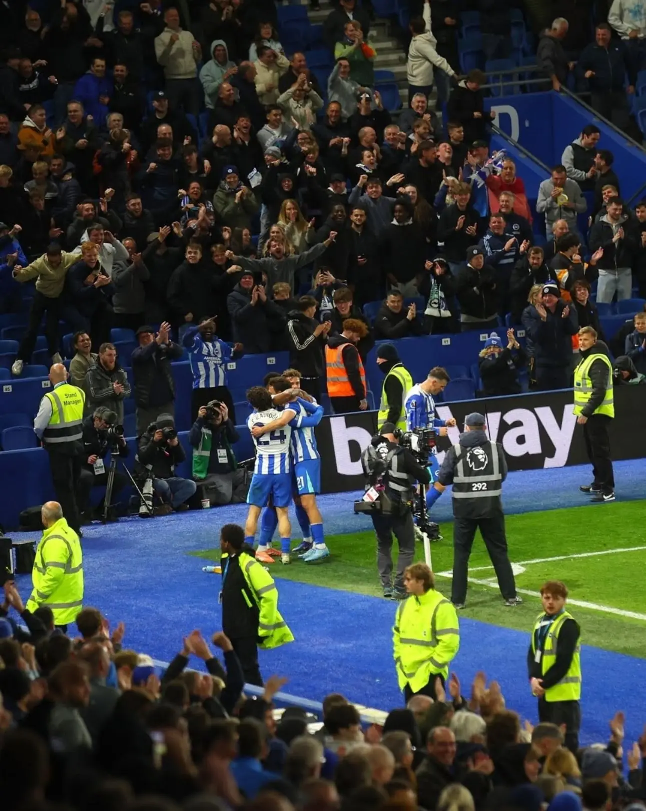 Câu lạc bộ bóng đá Brighton & Hove Albion: Sự hồi sinh 6 Các cổ động viên cuồng nhiệt của câu lạc bộ bóng đá Brighton & Hove Albion