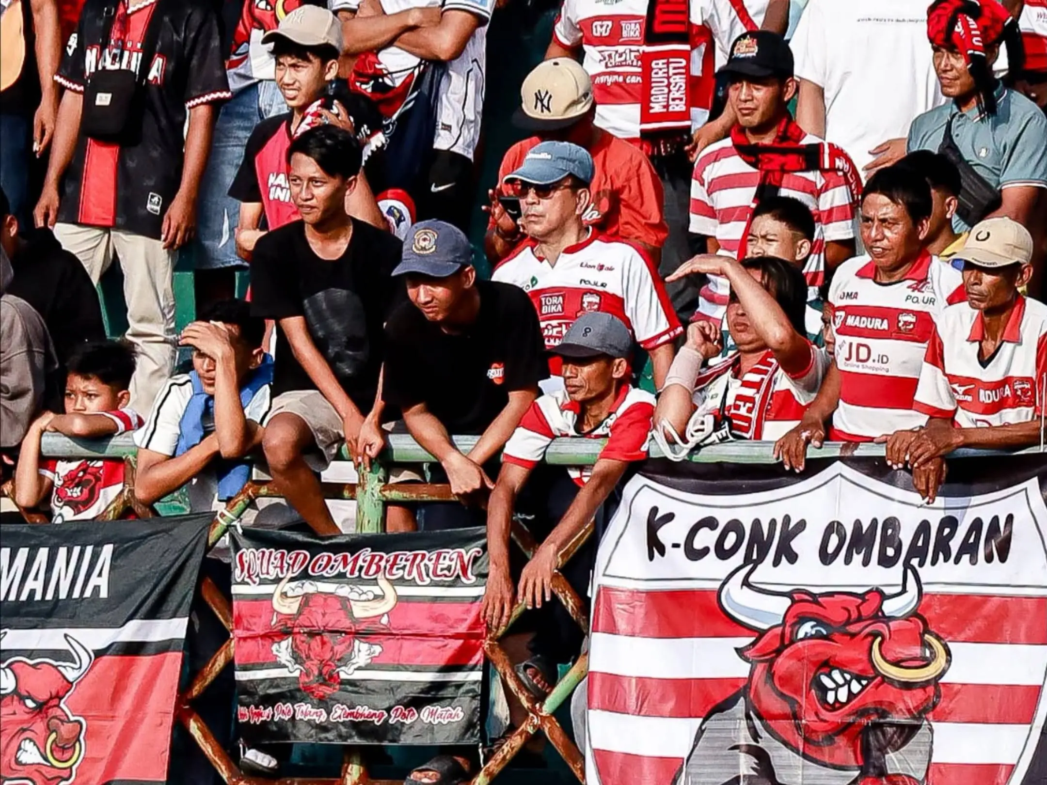 Các cổ động viên cuồng nhiệt của câu lạc bộ bóng đá Madura United