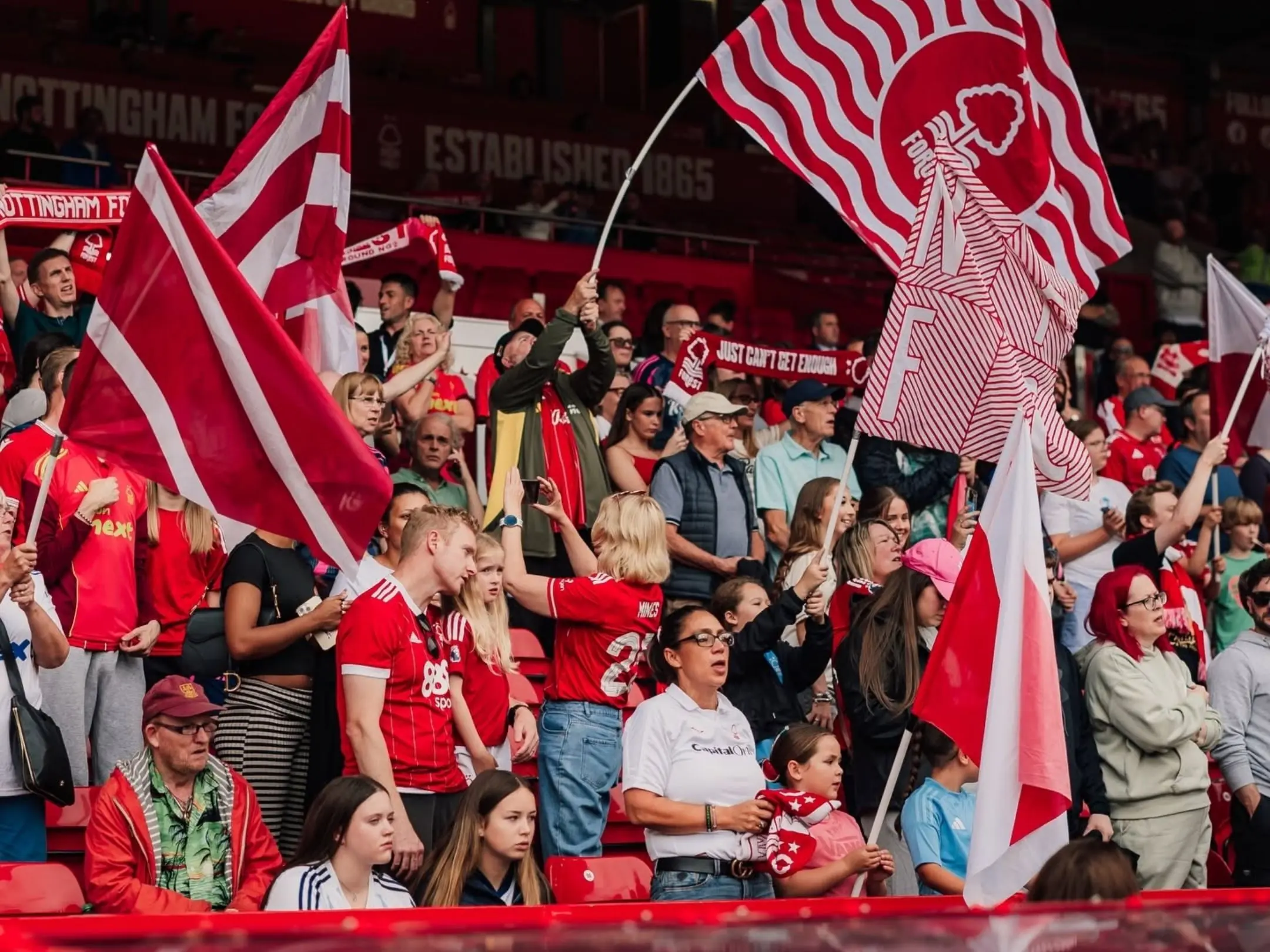 Câu lạc bộ bóng đá nữ Nottingham Forest: Khi The City Ground không chỉ kể câu chuyện của bóng đá nam 6 Các cổ động viên cuồng nhiệt của câu lạc bộ bóng đá nữ Nottingham Forest