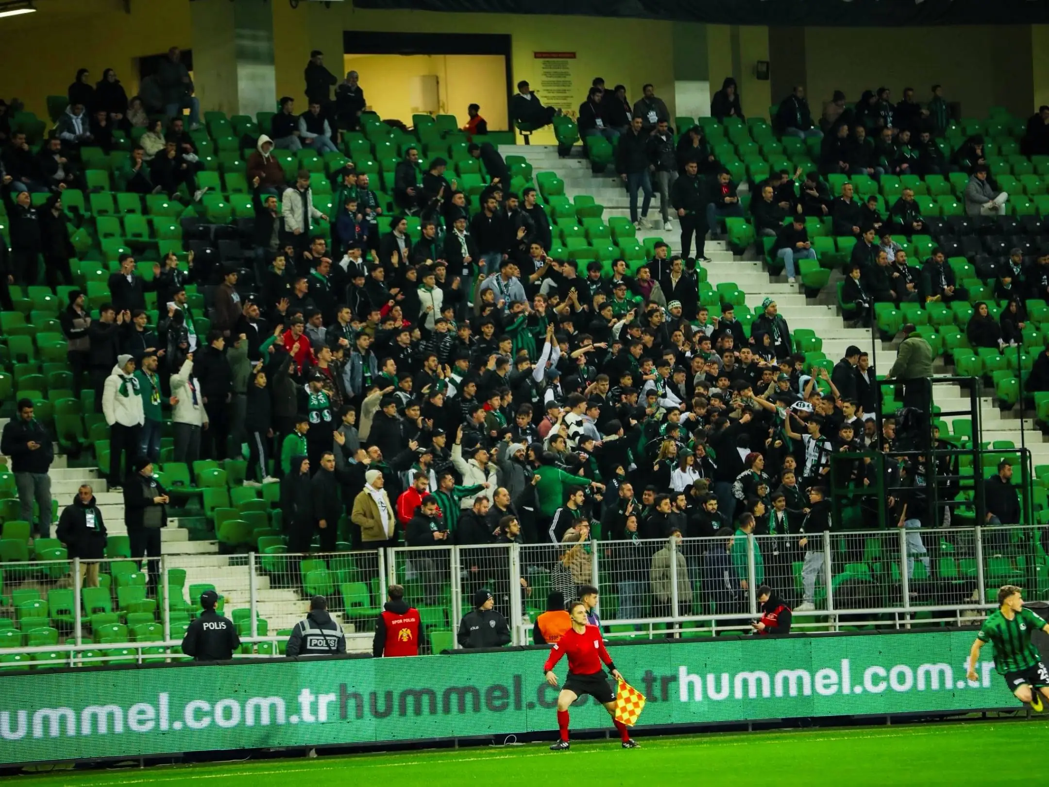 Các cổ động viên cuồng nhiệt của câu lạc bộ bóng đá Sakaryaspor 