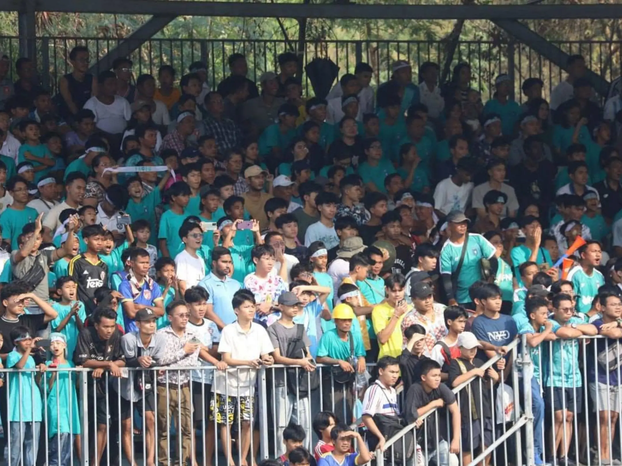 Các cổ động viên cuồng nhiệt của câu lạc bộ bóng đá Yangon United