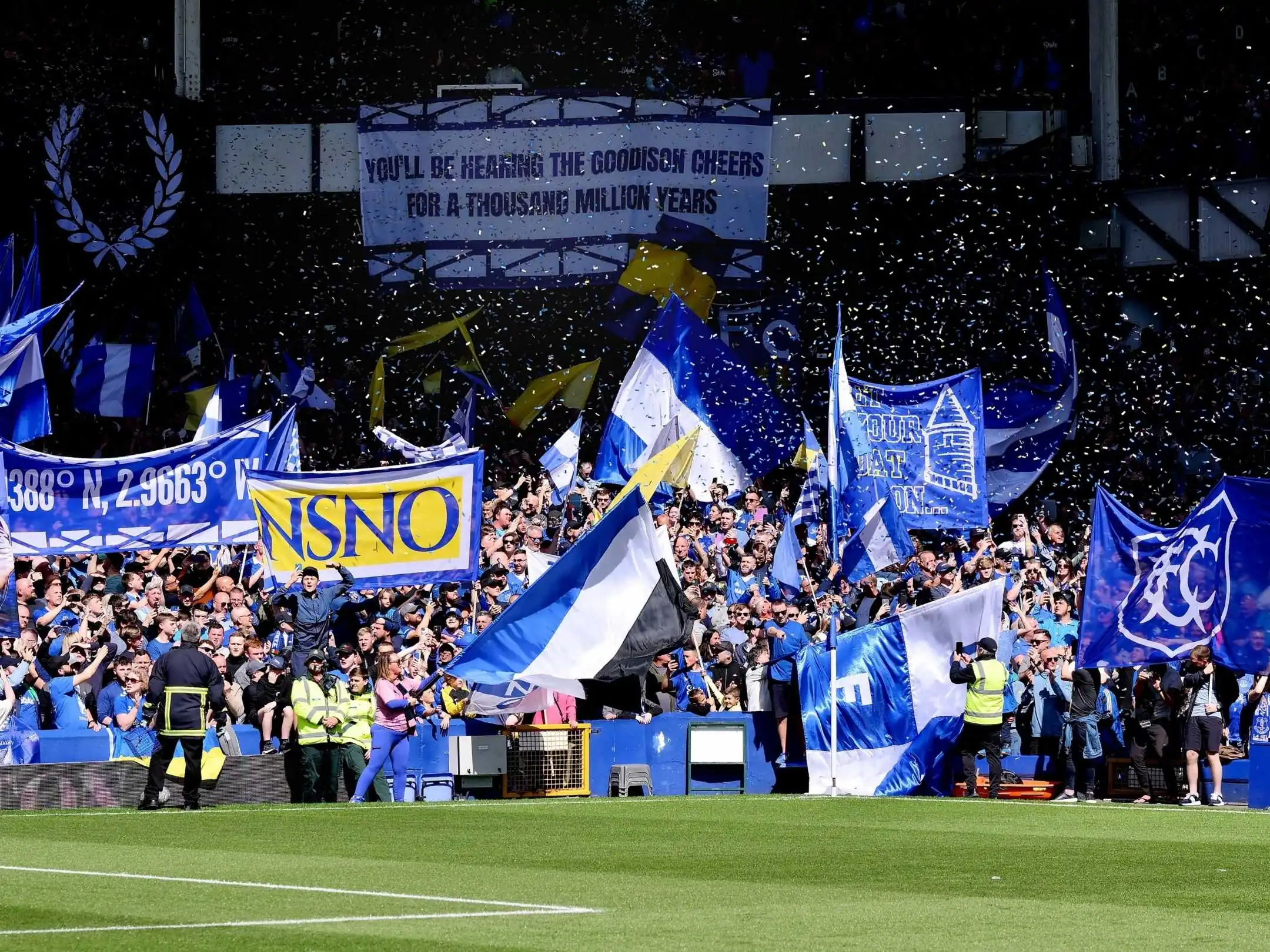 Câu lạc bộ bóng đá Everton FC: Khi nửa xanh vùng Merseyside bước sang một chương mới 6 Các cổ động viên cuồng nhiệt của câu lạc bộ Everton FC.