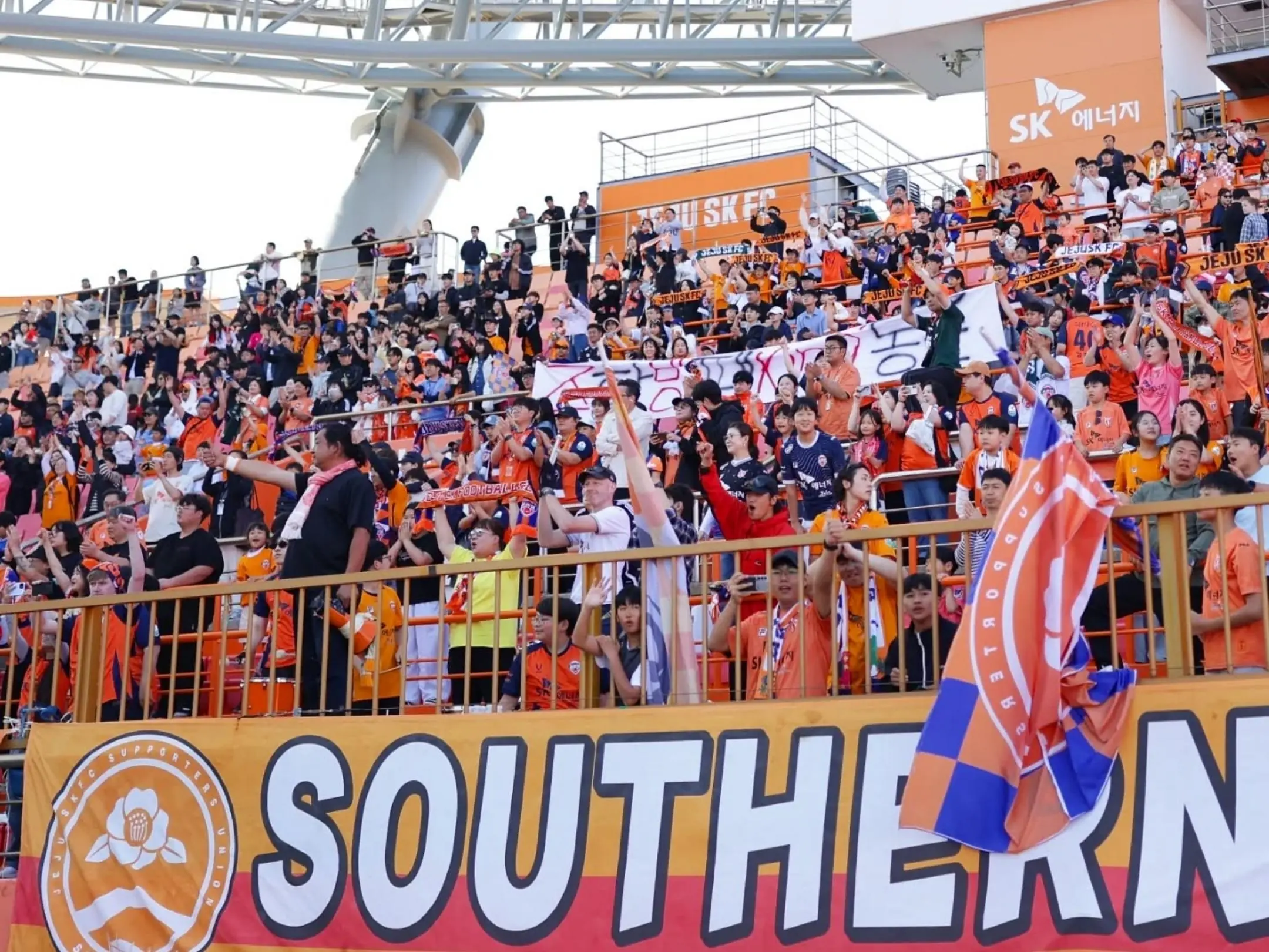 Câu lạc bộ bóng đá Jeju United: Khát vọng từ đảo ngọc 6 Các cổ động viên cuồng nhiệt của câu lạc bộ Jeju United