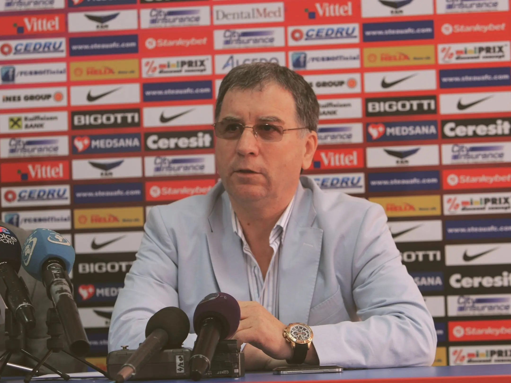 Câu lạc bộ bóng đá FCSB: Khi National Arena rực sáng trong sắc đỏ xanh huyền thoại 3 Chủ tịch của câu lạc bộ FCSB là Valeriu Argăseală.