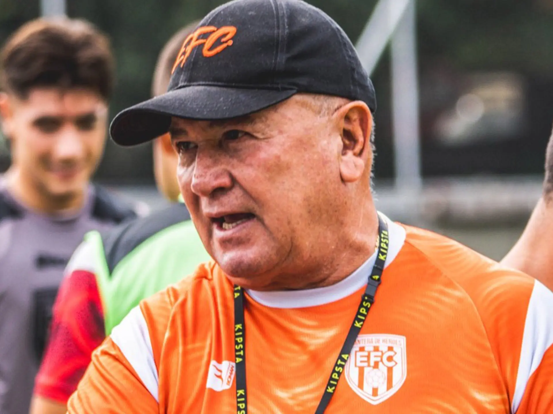 Huấn luyện viên của câu lạc bộ Envigado là José Alberto Suárez.