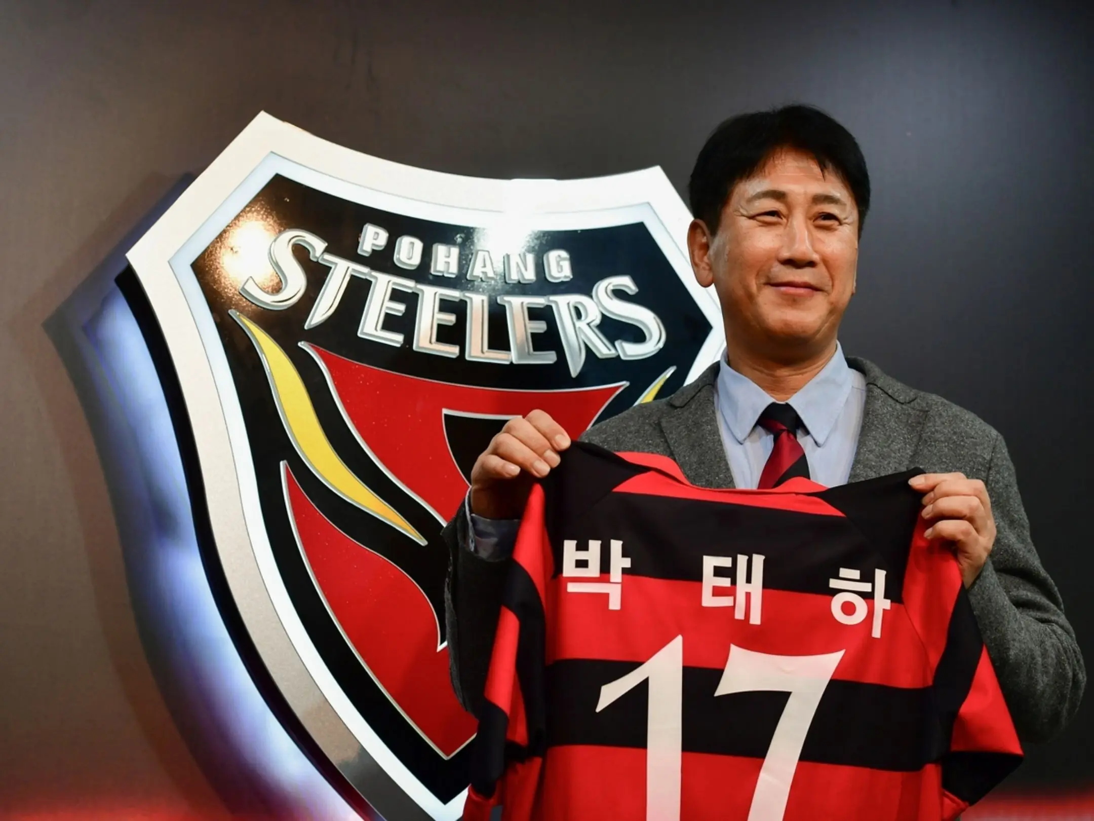 Câu lạc bộ bóng đá Pohang Steelers: Từ lò thép Pohang đến đỉnh cao châu Á 2 Huấn luyện viên của câu lạc bộ Pohang Steelers là Park Tae-ha.