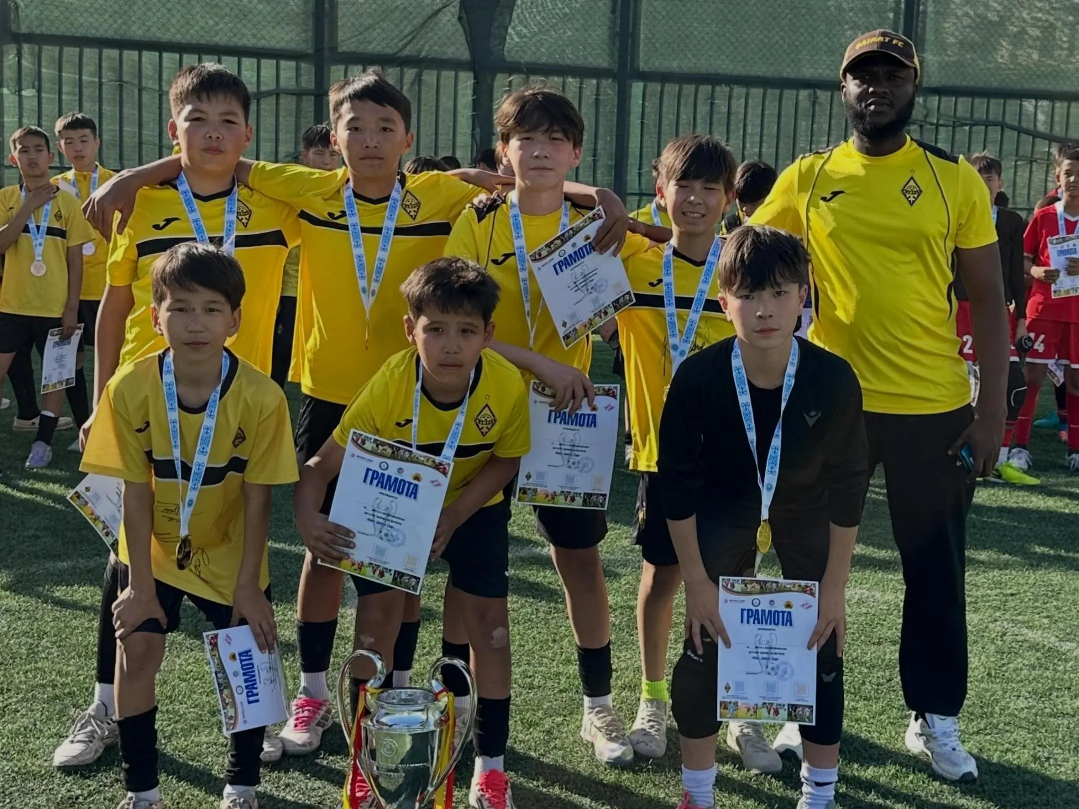 Câu lạc bộ Bóng đá Kairat Academy: Học viện trẻ, khát vọng lớn và hành trình nuôi dưỡng tương lai FC Kairat 2 Màu áo, biểu tượng của Kairat Academy