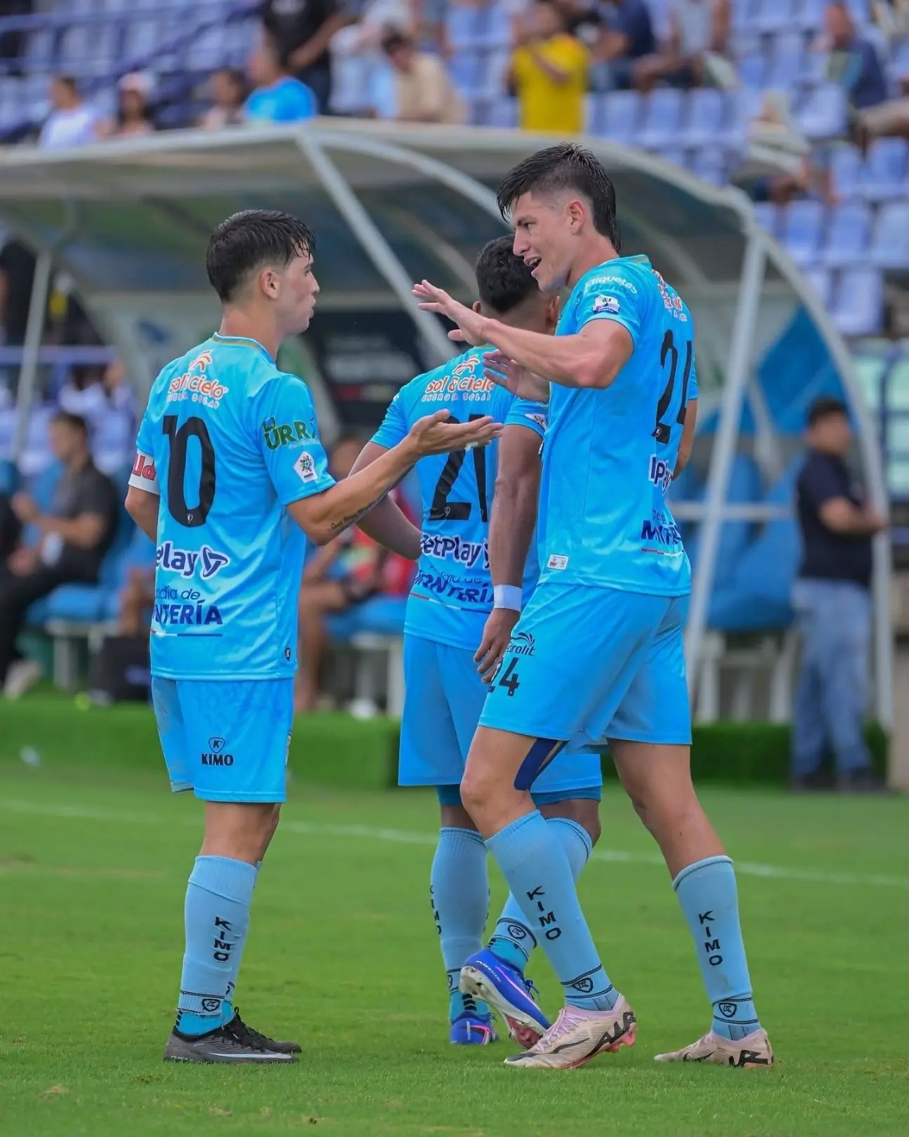 Câu lạc bộ bóng đá Jaguares de Córdoba: Khi những chú báo bước ra từ thánh địa Jaraguay 2 Màu áo chính thức của câu lạc bộ bóng đá Jaguares de Córdoba năm 2026