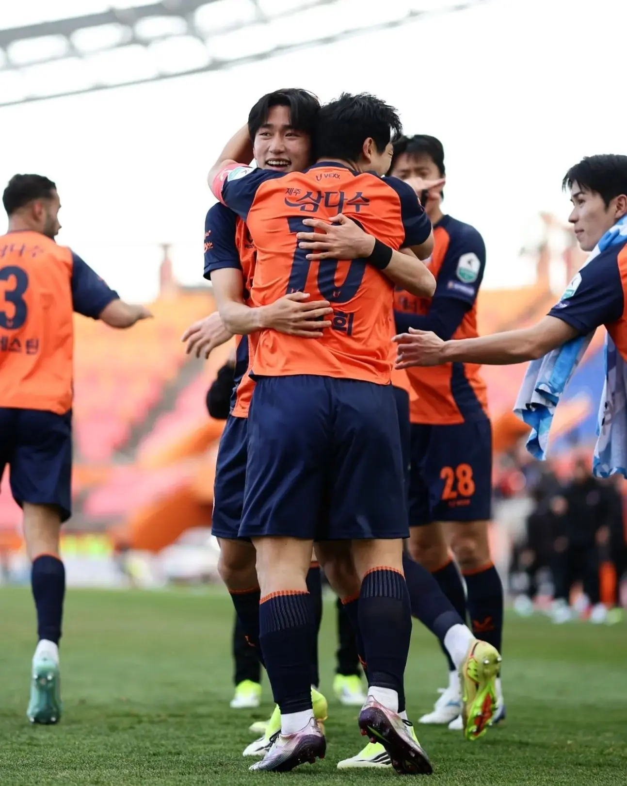 Câu lạc bộ bóng đá Jeju United: Khát vọng từ đảo ngọc 2 Màu áo chính thức của câu lạc bộ bóng đá Jeju United năm 2026