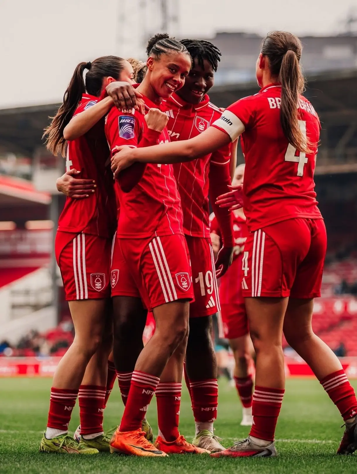 Câu lạc bộ bóng đá nữ Nottingham Forest: Khi The City Ground không chỉ kể câu chuyện của bóng đá nam 2 Màu áo chính thức của câu lạc bộ bóng đá nữ Nottingham Forest năm 2026