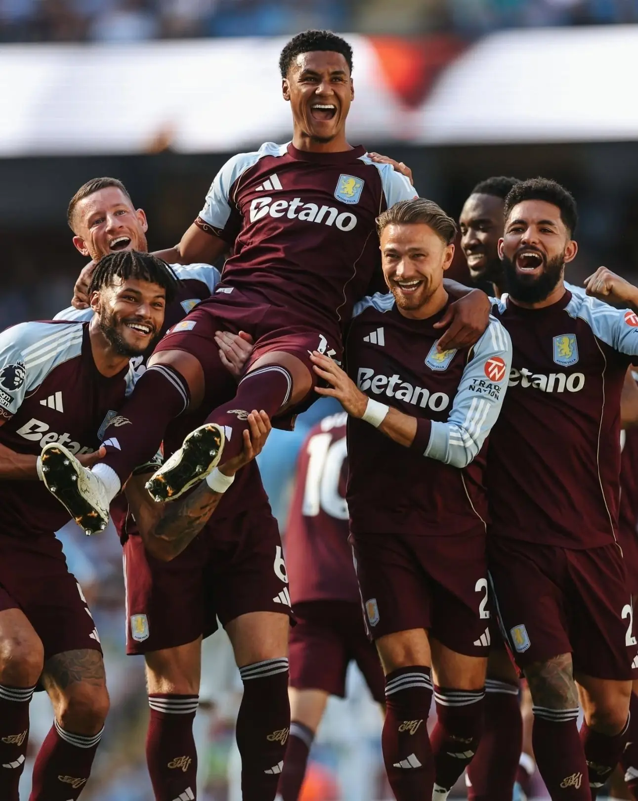 Câu lạc bộ bóng đá Aston Villa: Tượng đài thức giấc 2 Màu áo truyền thống của câu lạc bộ bóng đá Aston Villa