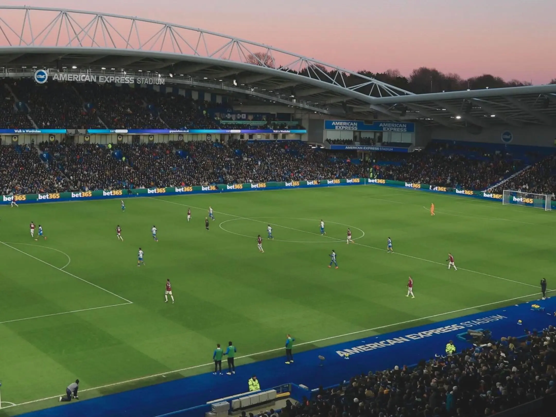 Câu lạc bộ bóng đá Brighton & Hove Albion: Sự hồi sinh 5 Quang cảnh bên trong sân vận động American Express Stadium.