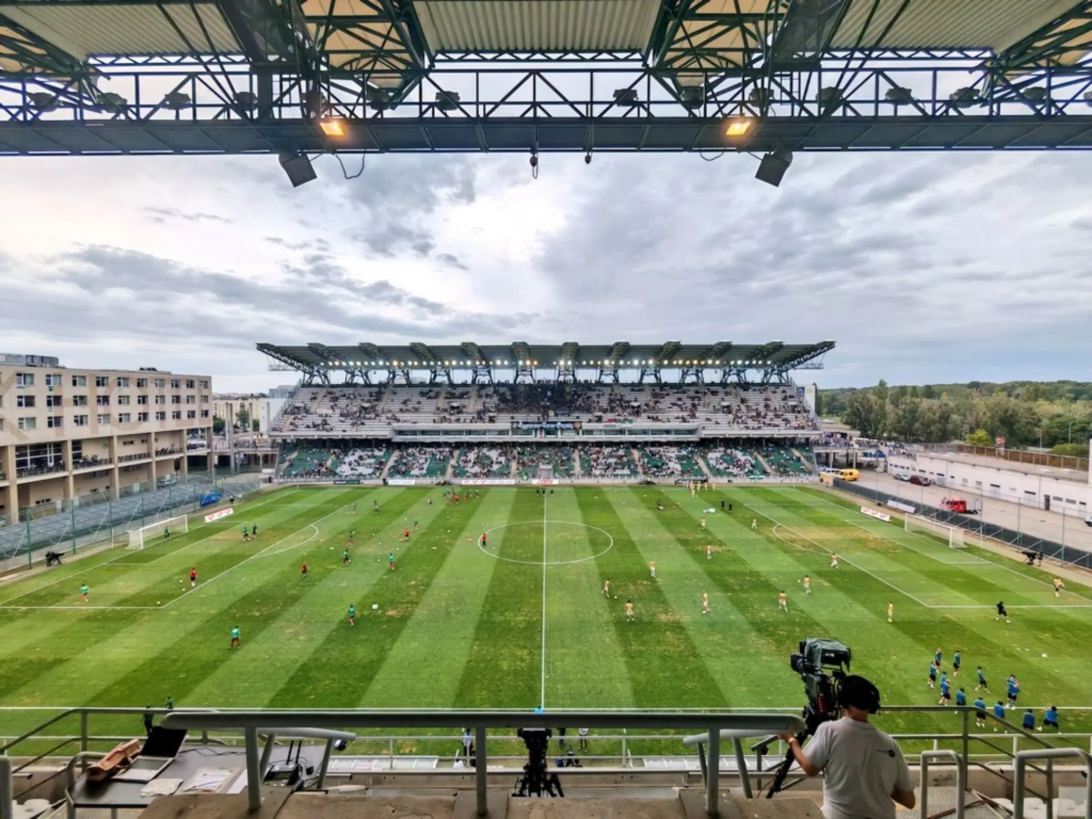Câu lạc bộ bóng đá Győri ETO FC năm 2026: sống trong men say vô địch 4 Quang cảnh bên trong sân vận động ETO Park.