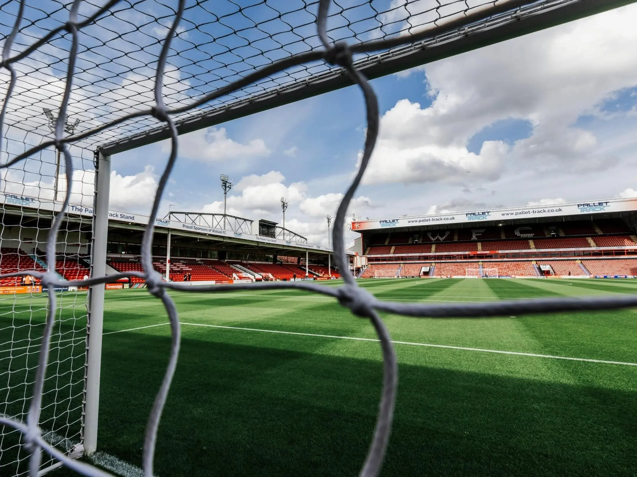 Câu lạc bộ bóng đá Aston Villa: Tượng đài thức giấc 6 Quang cảnh bên trong sân vận động Villa Park.