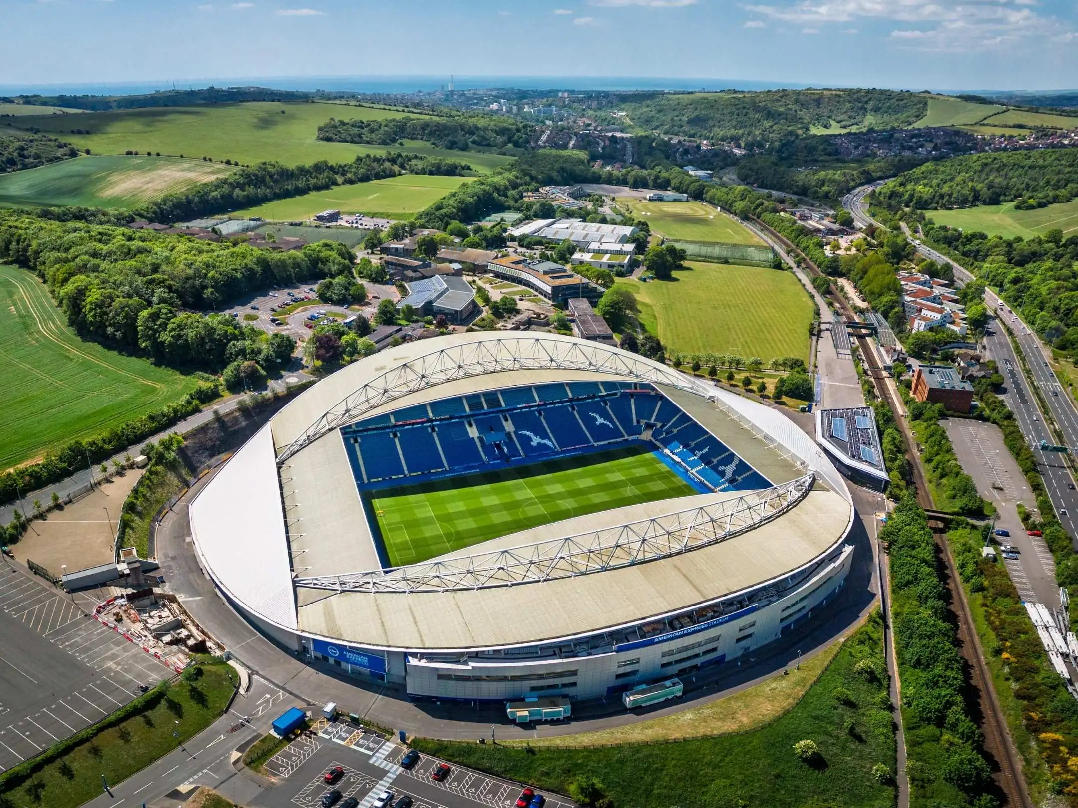 Câu lạc bộ bóng đá Brighton & Hove Albion: Sự hồi sinh 4 Sân nhà của câu lạc bộ bóng đá Brighton & Hove Albion là sân vận động American Express Stadium.
