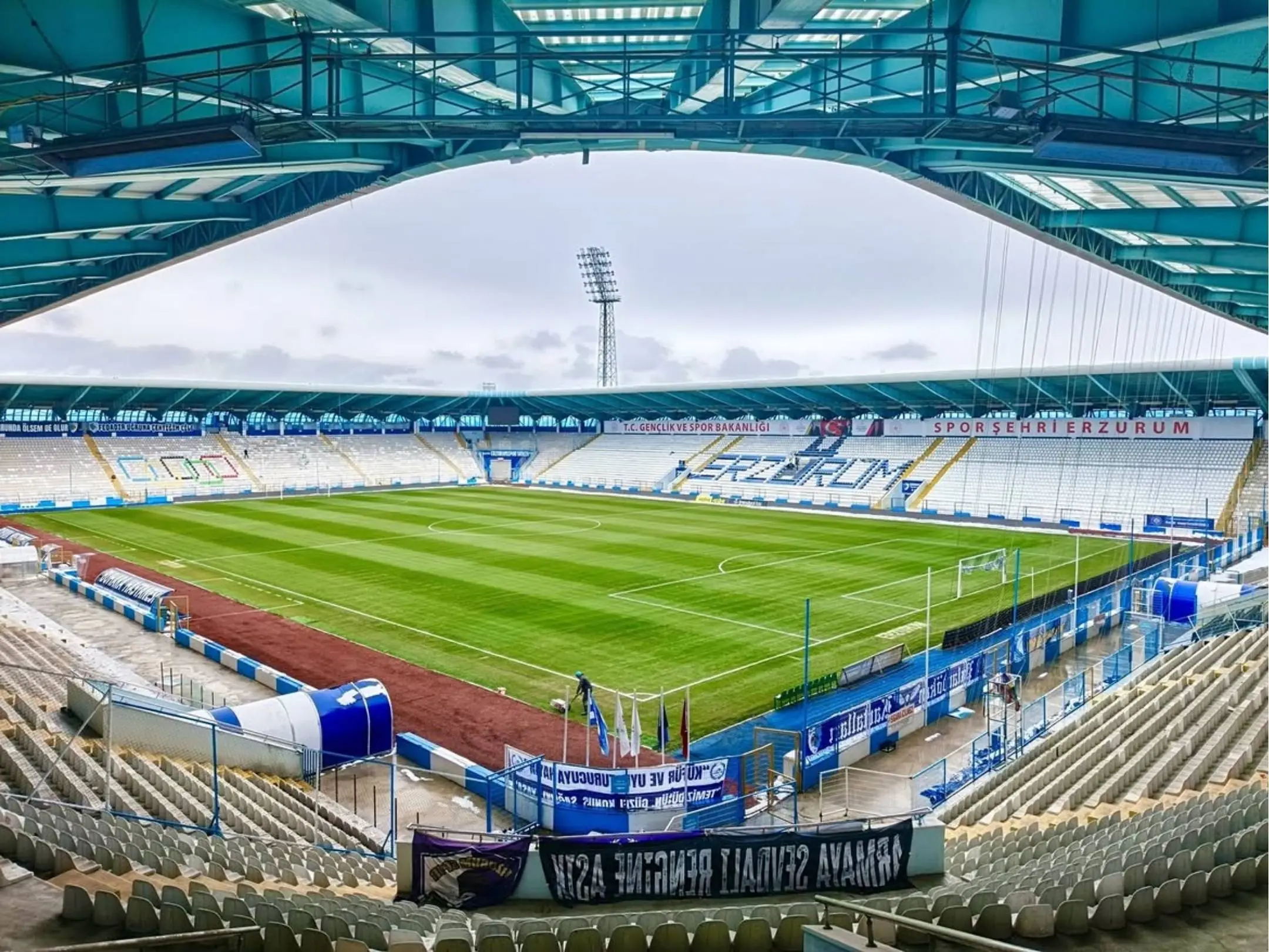 Câu lạc bộ bóng đá Erzurumspor: Khi Kazım Karabekir Stadium sống trong men say thăng hạng 4 Sân nhà của câu lạc bộ bóng đá Erzurumspor là sân vận động Kazım Karabekir Stadium.